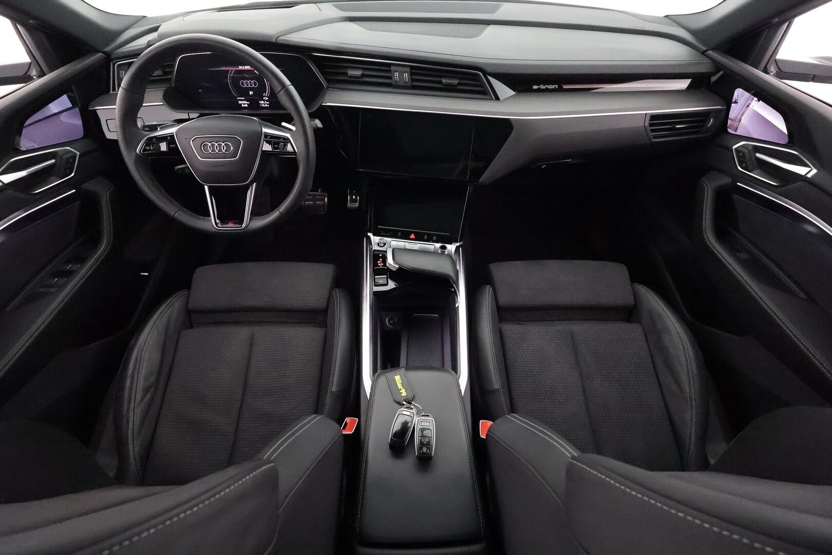AUDI Q8 E-TRON 2024 Sportback 55 quattro S line - 2,99 % KORKOTARJOUS TÄHÄN AUTOON 14.9. ASTI! - Adapt. Vakkari / Ilma-alusta / Digipeilit / HUD / 360° Kamera / Panorama / Matrix LED / Sporttipenkki Muistilla / KeylessGo