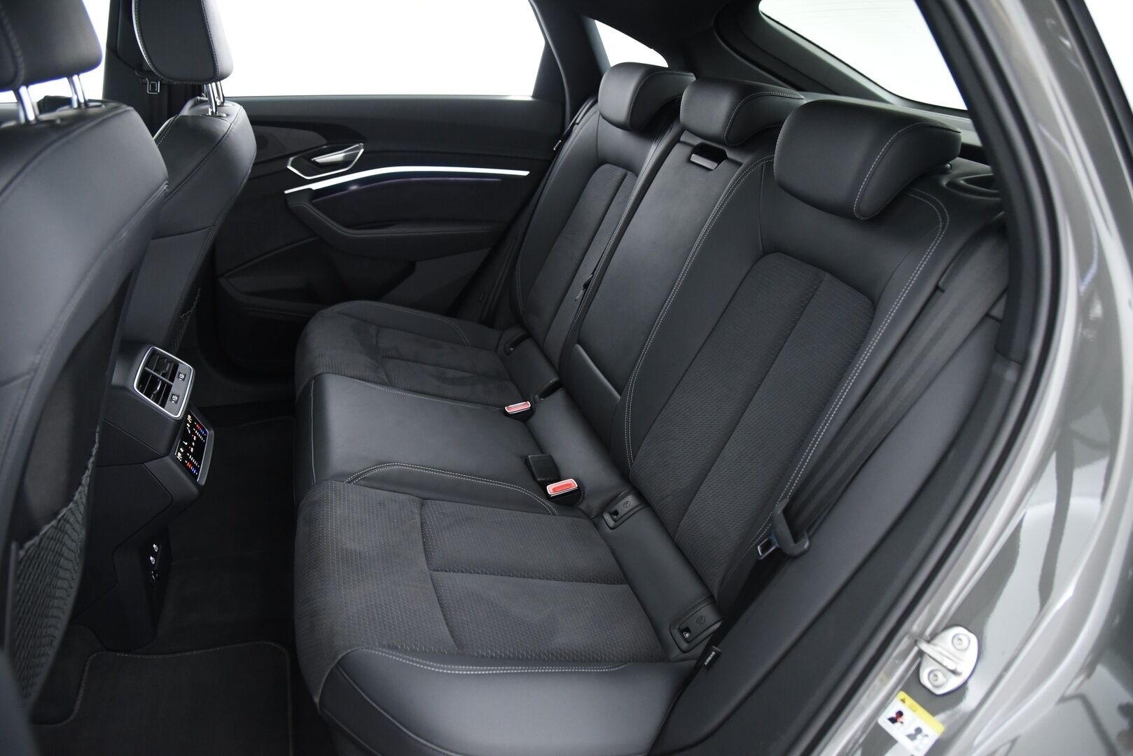AUDI Q8 E-TRON 2024 Sportback 55 quattro S line - 2,99 % KORKOTARJOUS TÄHÄN AUTOON 14.9. ASTI! - Adapt. Vakkari / Ilma-alusta / Digipeilit / HUD / 360° Kamera / Panorama / Matrix LED / Sporttipenkki Muistilla / KeylessGo