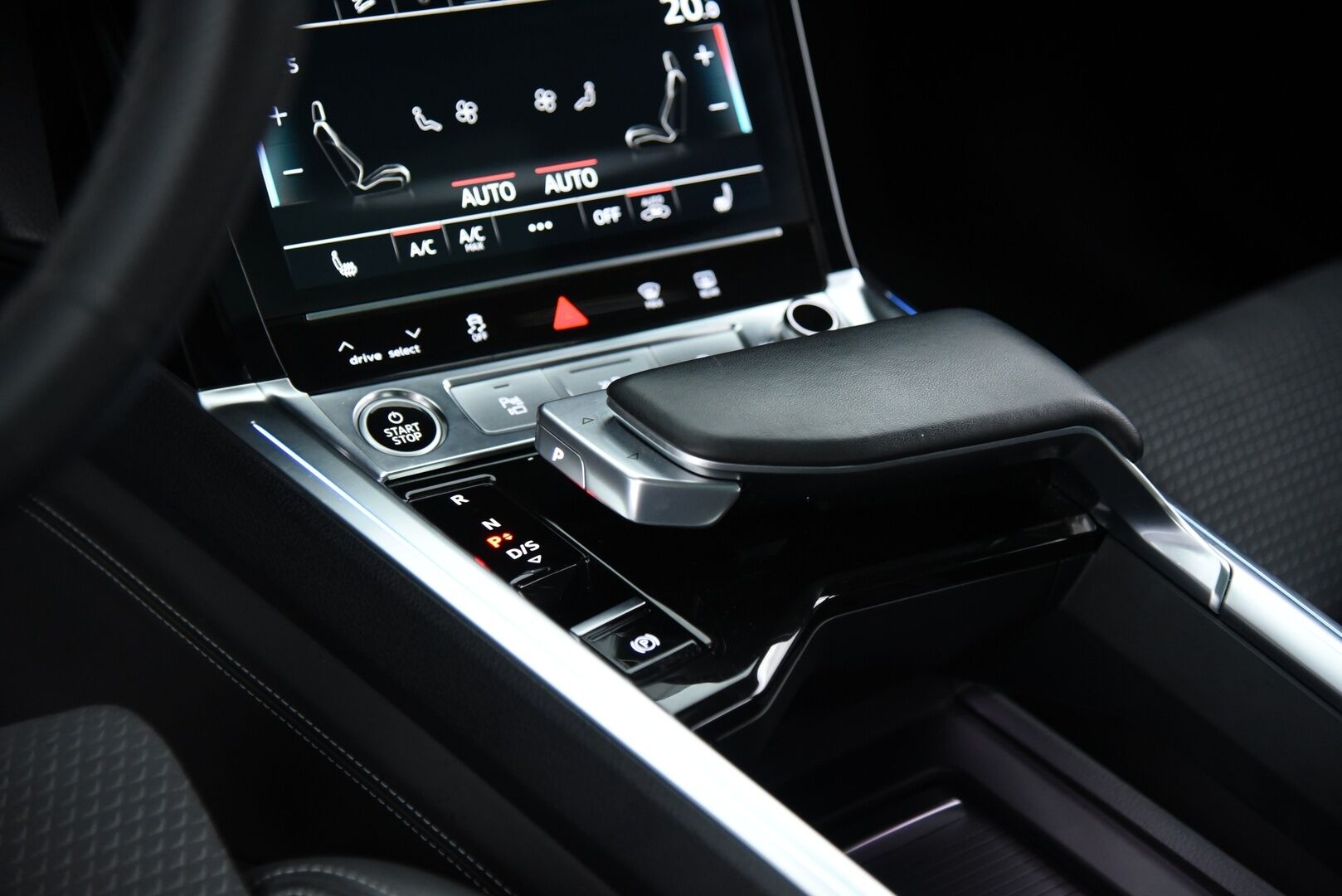 AUDI Q8 E-TRON 2024 Sportback 55 quattro S line - Adapt. Vakkari / Ilma-alusta / Digipeilit / HUD / 360° Kamera / Panorama / Matrix LED / Sporttipenkki Muistilla / KeylessGo