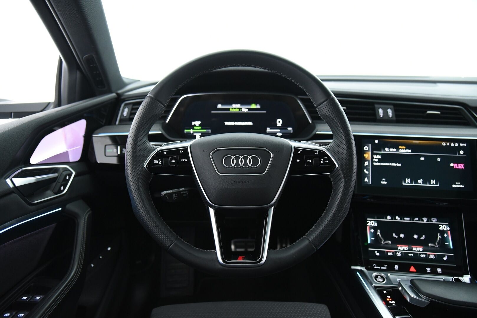 AUDI Q8 E-TRON 2024 Sportback 55 quattro S line - 2,99 % KORKOTARJOUS TÄHÄN AUTOON 14.9. ASTI! - Adapt. Vakkari / Ilma-alusta / Digipeilit / HUD / 360° Kamera / Panorama / Matrix LED / Sporttipenkki Muistilla / KeylessGo