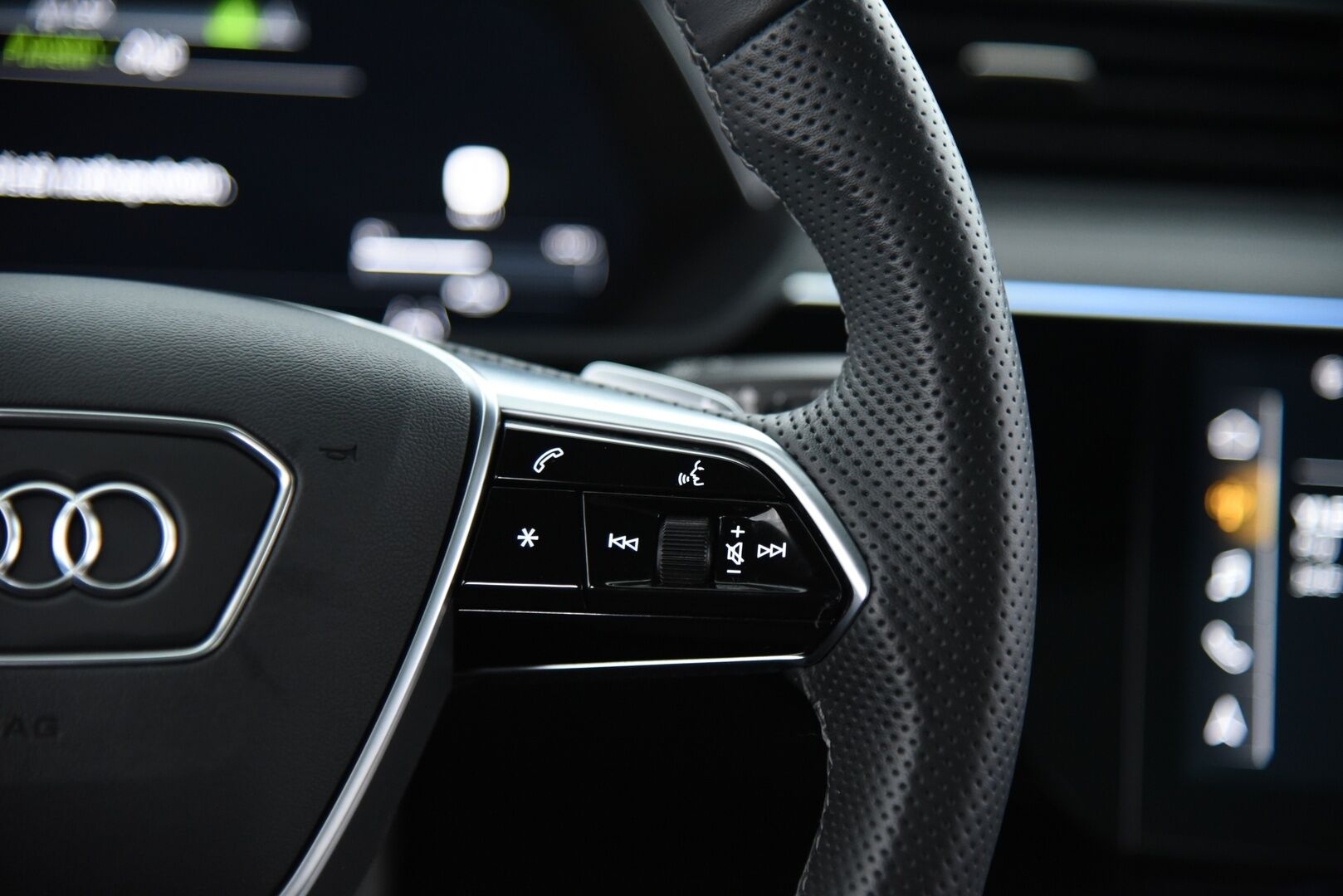 AUDI Q8 E-TRON 2024 Sportback 55 quattro S line - 2,99 % KORKOTARJOUS TÄHÄN AUTOON 14.9. ASTI! - Adapt. Vakkari / Ilma-alusta / Digipeilit / HUD / 360° Kamera / Panorama / Matrix LED / Sporttipenkki Muistilla / KeylessGo