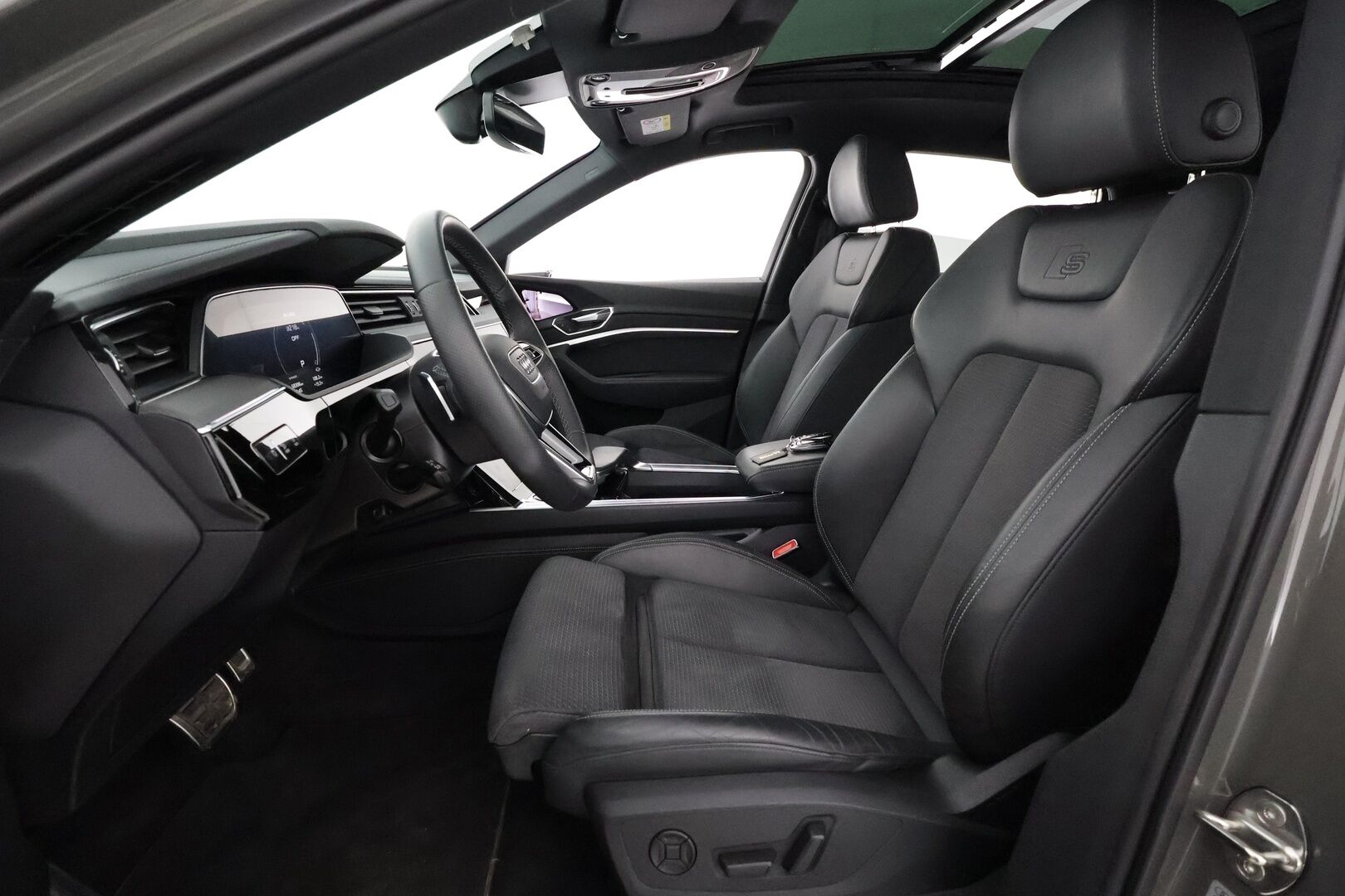 AUDI Q8 E-TRON 2024 Sportback 55 quattro S line - 2,99 % KORKOTARJOUS TÄHÄN AUTOON 14.9. ASTI! - Adapt. Vakkari / Ilma-alusta / Digipeilit / HUD / 360° Kamera / Panorama / Matrix LED / Sporttipenkki Muistilla / KeylessGo