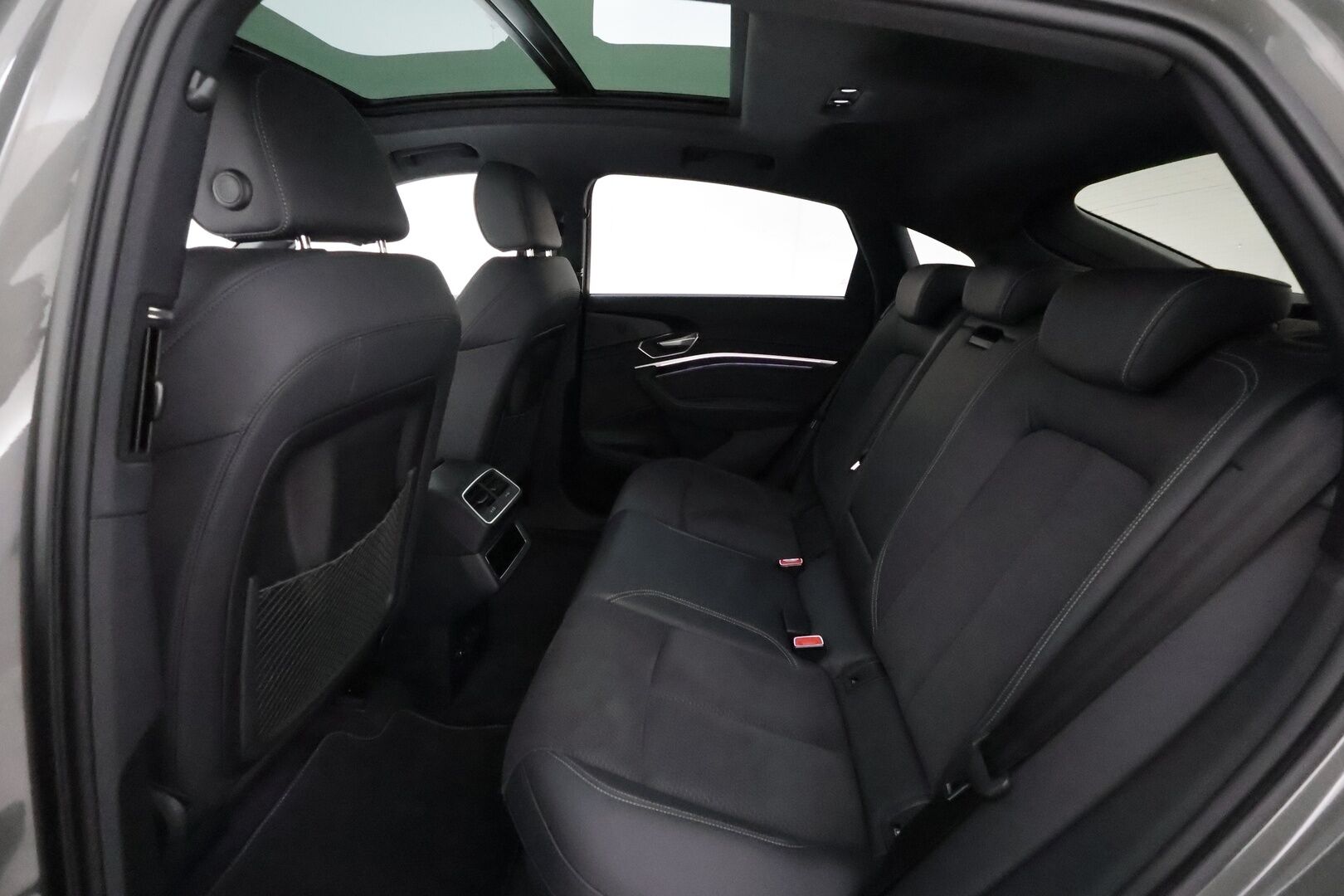 AUDI Q8 E-TRON 2024 Sportback 55 quattro S line - 2,99 % KORKOTARJOUS TÄHÄN AUTOON 14.9. ASTI! - Adapt. Vakkari / Ilma-alusta / Digipeilit / HUD / 360° Kamera / Panorama / Matrix LED / Sporttipenkki Muistilla / KeylessGo