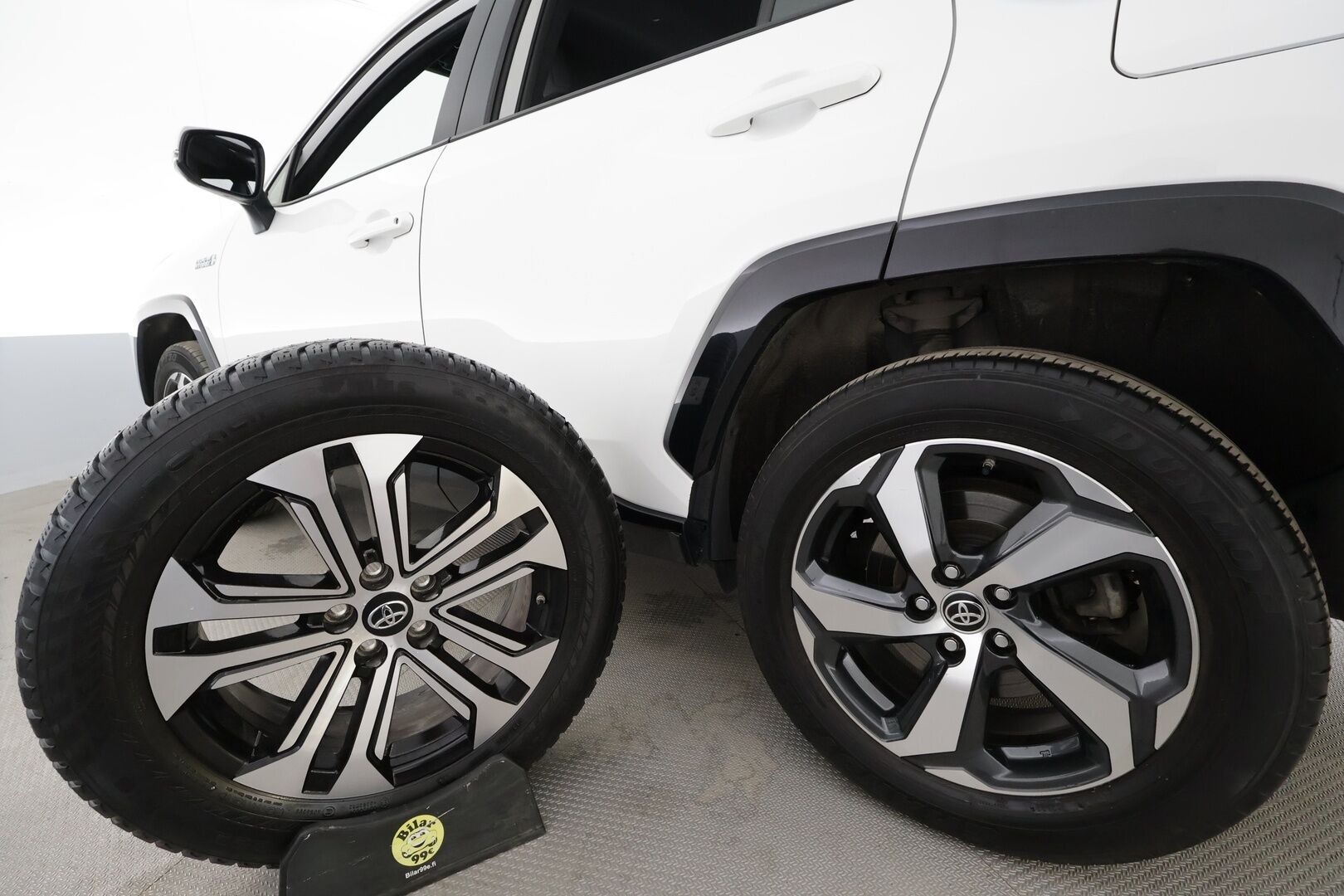 Toyota RAV4 Plug-in 2022 Hybrid 2,5 AWD-i Active Charged Edition * ACC / Koukku / P.kamera / LED / Sähköpenkki / Keyless / Facelift / Ratinlämmitin * - Suomi-auto / Kahdet renkaat aluvanteilla / Merkkihuollettu - HULLUT AVAJAISHULINAT KORKOTARJOUS 3,29 %