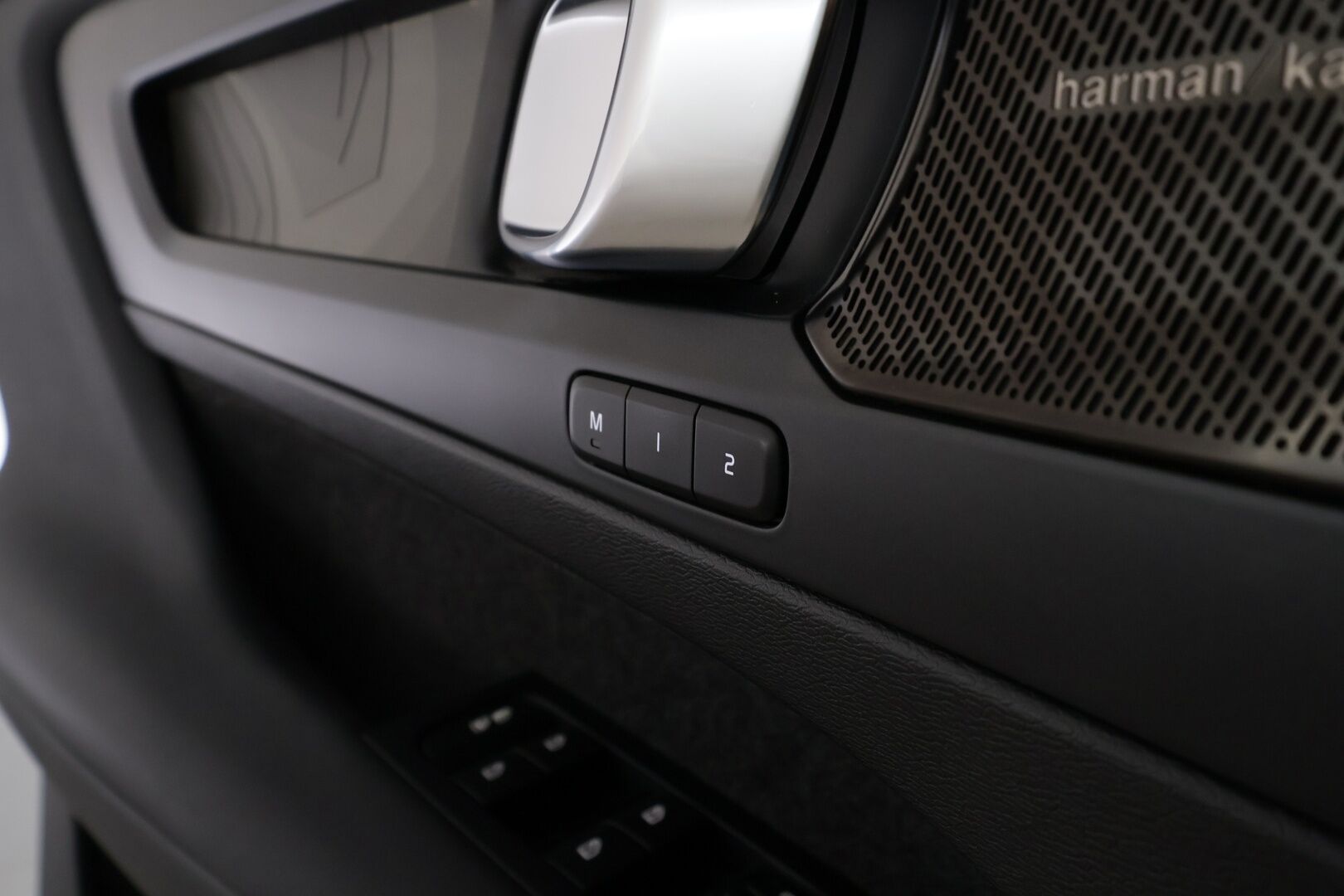 Volvo C40 2023 Recharge Single Ultimate aut - | ILP | Lasikatto | ACC | 360 | H&K | Sporttipenkki Muistilla | LED | Navi | Katveavustin | Kaistavahti | Keyless | Merkkihuollot | 2x Latauskaapelit | Kahdet renkaat | 1-om Suomi-auto |