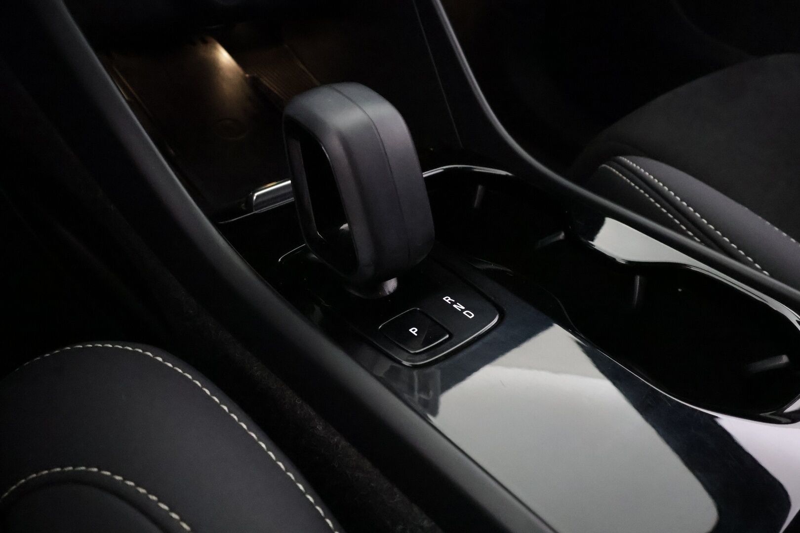 Volvo C40 2023 Recharge Single Ultimate aut - | ILP | Lasikatto | ACC | 360 | H&K | Sporttipenkki Muistilla | LED | Navi | Katveavustin | Kaistavahti | Keyless | Merkkihuollot | 2x Latauskaapelit | Kahdet renkaat | 1-om Suomi-auto |