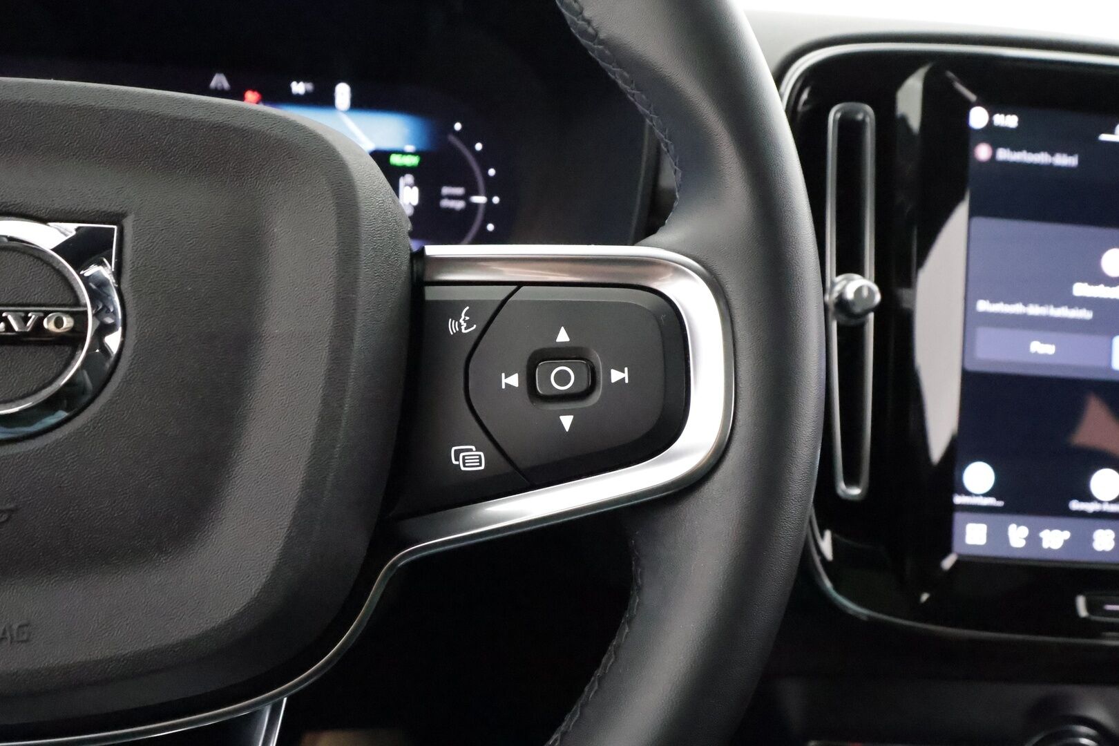 Volvo C40 2023 Recharge Single Ultimate aut - | ILP | Lasikatto | ACC | 360 | H&K | Sporttipenkki Muistilla | LED | Navi | Katveavustin | Kaistavahti | Keyless | Merkkihuollot | 2x Latauskaapelit | Kahdet renkaat | 1-om Suomi-auto |