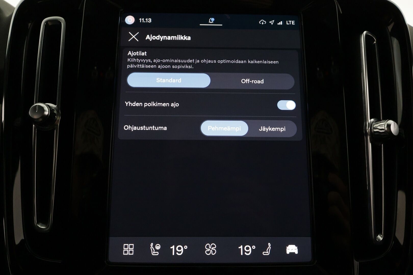 Volvo C40 2023 Recharge Single Ultimate aut - | ILP | Lasikatto | ACC | 360 | H&K | Sporttipenkki Muistilla | LED | Navi | Katveavustin | Kaistavahti | Keyless | Merkkihuollot | 2x Latauskaapelit | Kahdet renkaat | 1-om Suomi-auto |