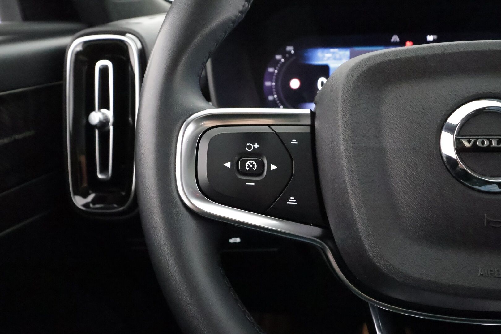 Volvo C40 2023 Recharge Single Ultimate aut - | ILP | Lasikatto | ACC | 360 | H&K | Sporttipenkki Muistilla | LED | Navi | Katveavustin | Kaistavahti | Keyless | Merkkihuollot | 2x Latauskaapelit | Kahdet renkaat | 1-om Suomi-auto |
