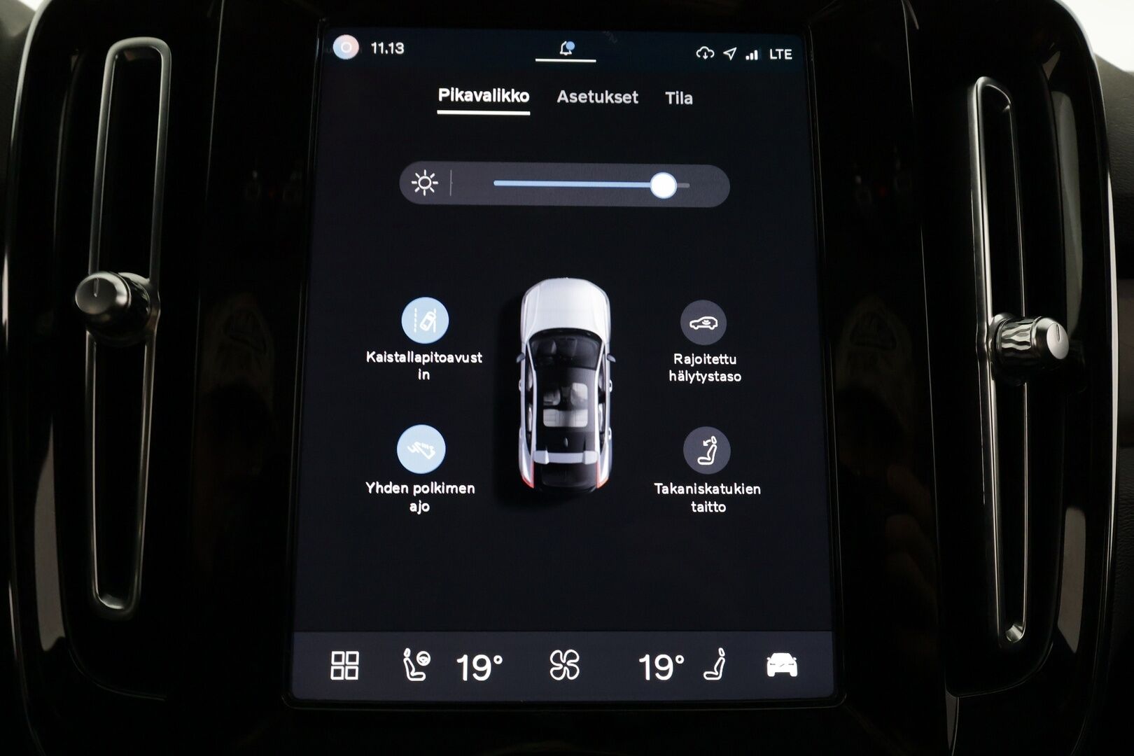 Volvo C40 2023 Recharge Single Ultimate aut - | ILP | Lasikatto | ACC | 360 | H&K | Sporttipenkki Muistilla | LED | Navi | Katveavustin | Kaistavahti | Keyless | Merkkihuollot | 2x Latauskaapelit | Kahdet renkaat | 1-om Suomi-auto |