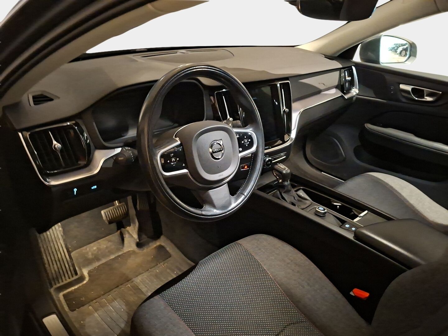 Volvo V60 Cross Country 2019 D4 AWD Geartronic Momentum *ACC / VOC / S.Koukku / Navi / Pilot Assist / Led* - Neliveto hyvällä maavaralla! / Pieni kulutus / Laajahuolto tehty 4.8. 179tkm!