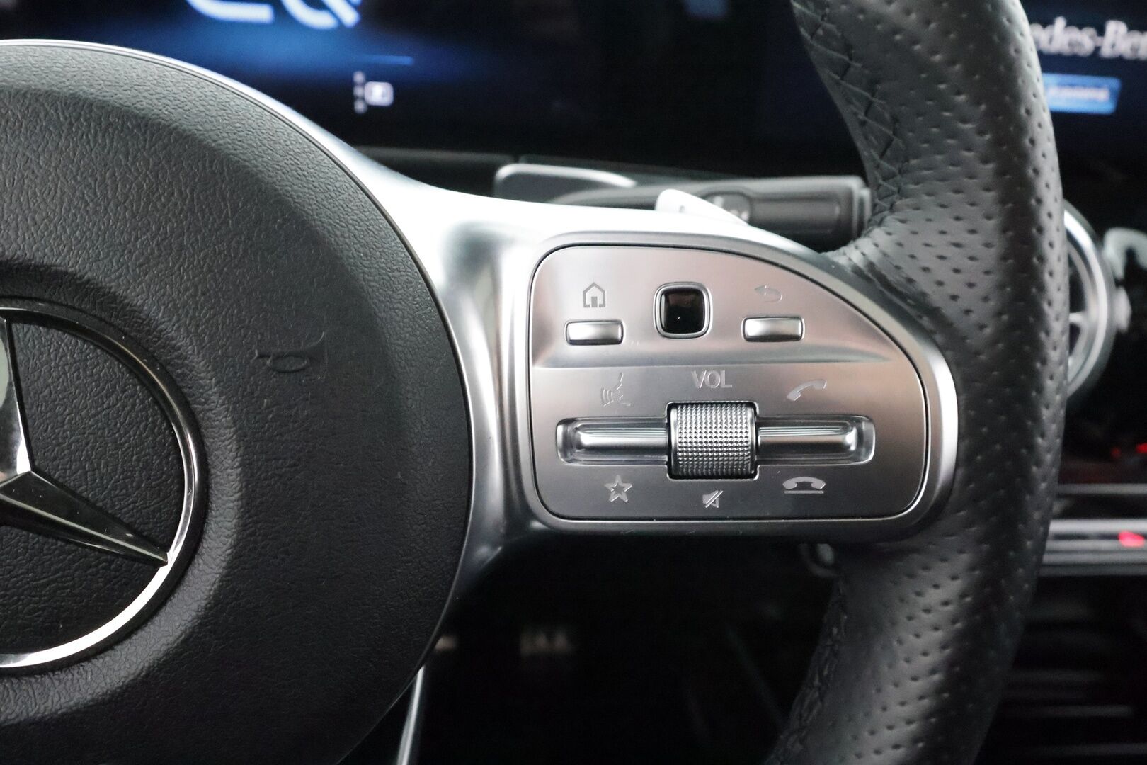 Mercedes-Benz EQB 2023 350 4MATIC AMG Business 7-P * Distronic+ / Panorama / 360° / Midline / Keyless / Nahat / Widescreen * - Suomi-auto / Kahdet renkaat aluvanteilla / Merkkihuollettu