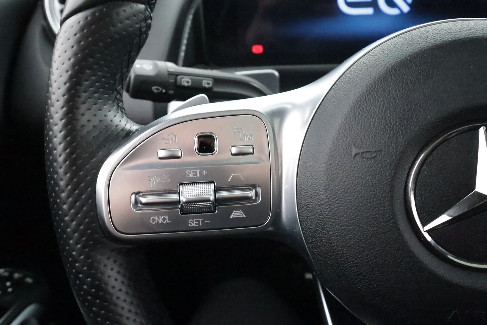 Mercedes-Benz EQB 2023 350 4MATIC AMG Business 7-P * Distronic+ / Panorama / 360° / Midline / Keyless / Nahat / Widescreen * - Suomi-auto / Kahdet renkaat aluvanteilla / Merkkihuollettu