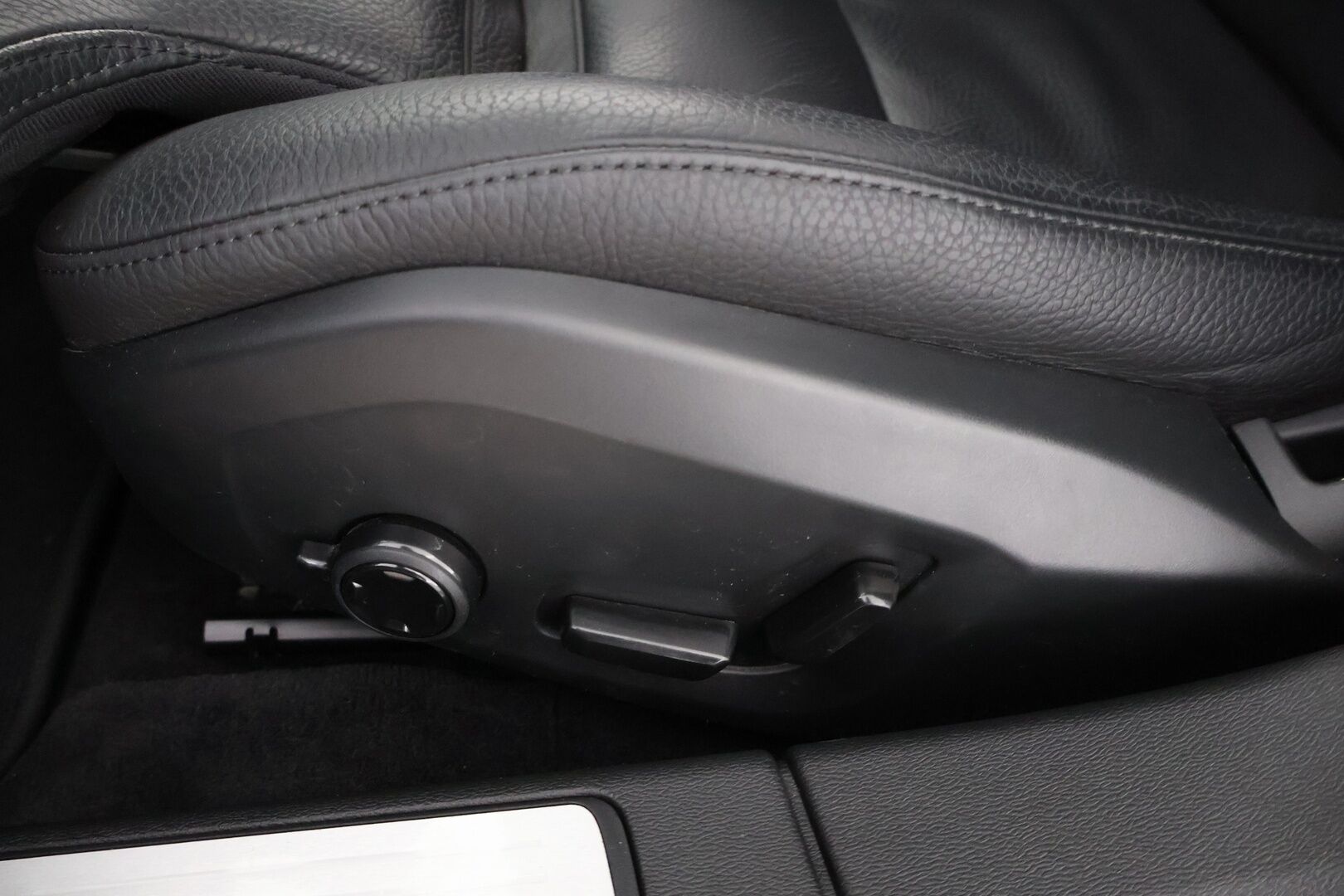 Volvo V60 2023 B3 MHEV Plus Dark DCT aut * Facelift / Webasto / ACC / Peruutuskamera / Sähkökontti / Vetokoukku - 1OM Suomiauto / Jakopää tehty / Juuri tullut Tampereelle!