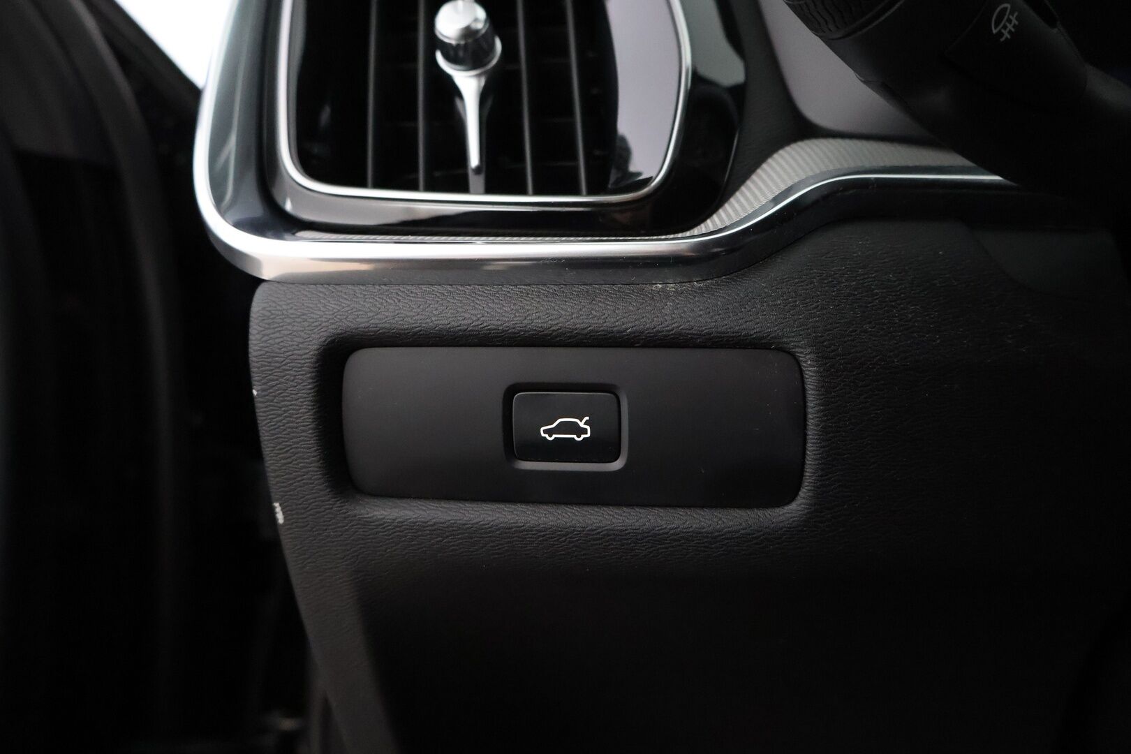 Volvo V60 2023 B3 MHEV Plus Dark DCT aut * Facelift / Webasto / ACC / Peruutuskamera / Sähkökontti / Vetokoukku - 1OM Suomiauto / Jakopää tehty / Juuri tullut Tampereelle!