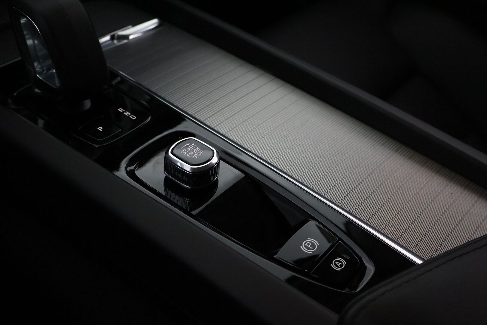 Volvo V60 2023 B3 MHEV Plus Dark DCT aut * Facelift / Webasto / ACC / Peruutuskamera / Sähkökontti / Vetokoukku - 1OM Suomiauto / Jakopää tehty / Juuri tullut Tampereelle!