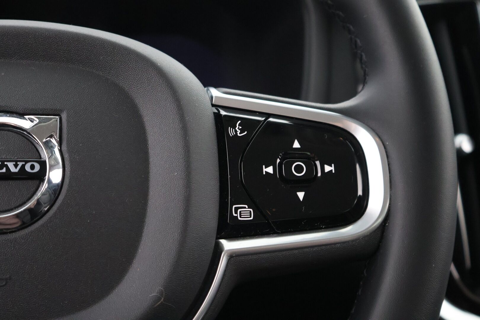 Volvo V60 2023 B3 MHEV Plus Dark DCT aut * Facelift / Webasto / ACC / Peruutuskamera / Sähkökontti / Vetokoukku - 1OM Suomiauto / Jakopää tehty / Juuri tullut Tampereelle!