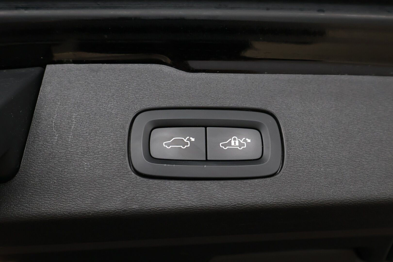 Volvo V60 2023 B3 MHEV Plus Dark DCT aut * Facelift / Webasto / ACC / Peruutuskamera / Sähkökontti / Vetokoukku - 1OM Suomiauto / Jakopää tehty / Juuri tullut Tampereelle!