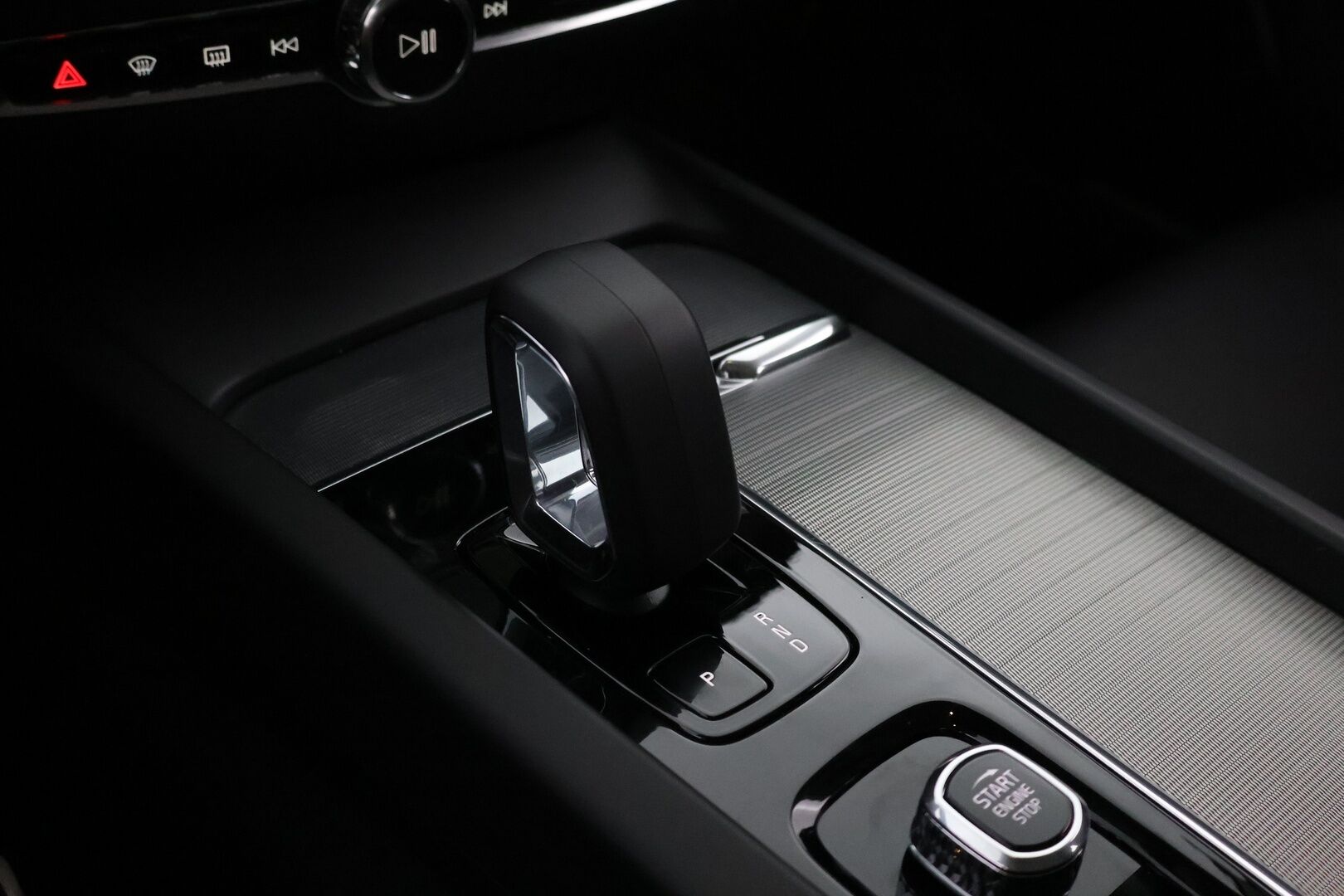 Volvo V60 2023 B3 MHEV Plus Dark DCT aut * Facelift / Webasto / ACC / Peruutuskamera / Sähkökontti / Vetokoukku - 1OM Suomiauto / Jakopää tehty / Juuri tullut Tampereelle!