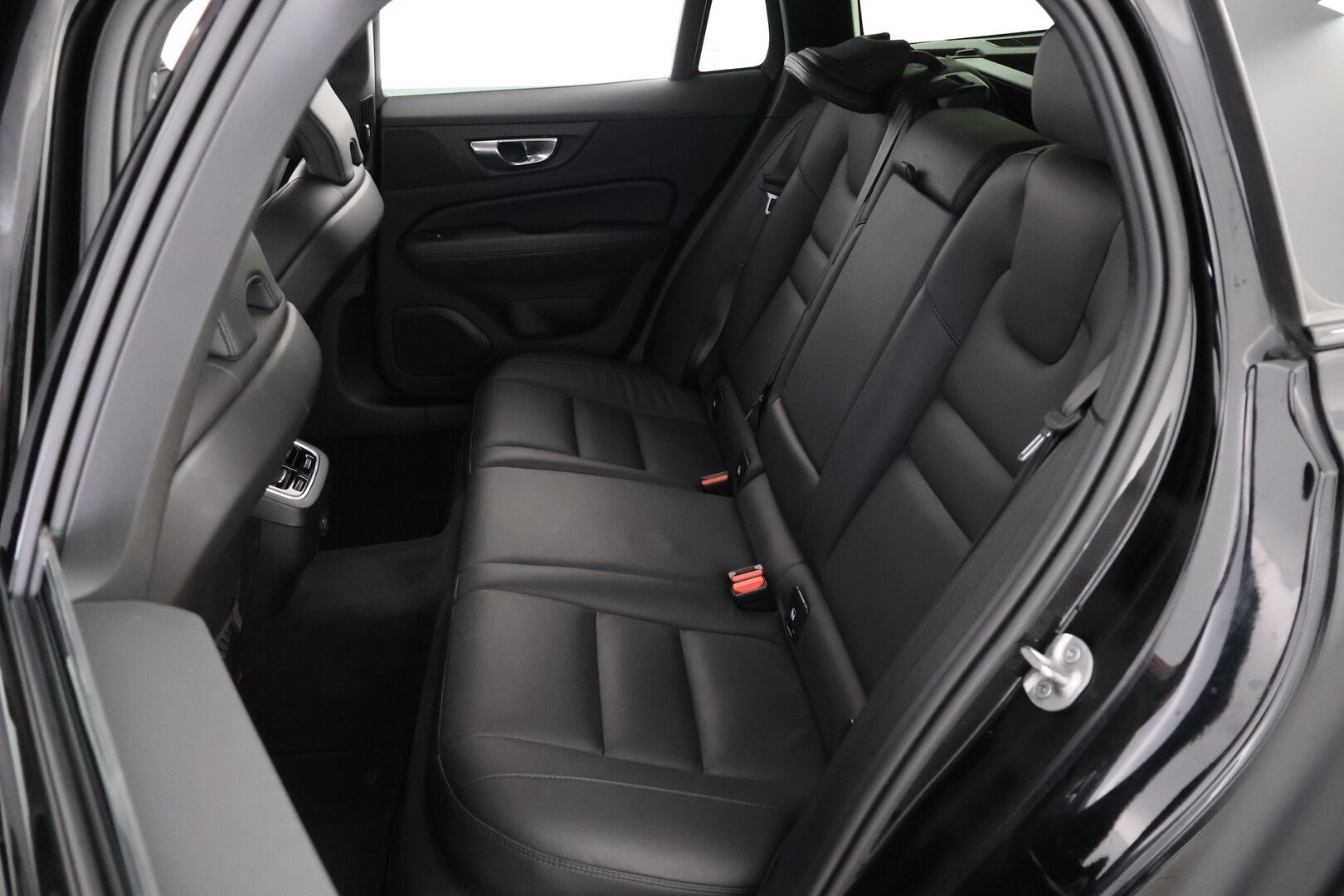 Volvo V60 2023 B3 MHEV Plus Dark DCT aut * Facelift / Webasto / ACC / Peruutuskamera / Sähkökontti / Vetokoukku - 1OM Suomiauto / Jakopää tehty / Juuri tullut Tampereelle!