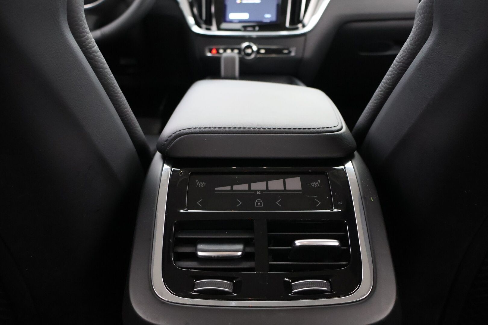 Volvo V60 2023 B3 MHEV Plus Dark DCT aut * Facelift / Webasto / ACC / Peruutuskamera / Sähkökontti / Vetokoukku - 1OM Suomiauto / Jakopää tehty / Juuri tullut Tampereelle!