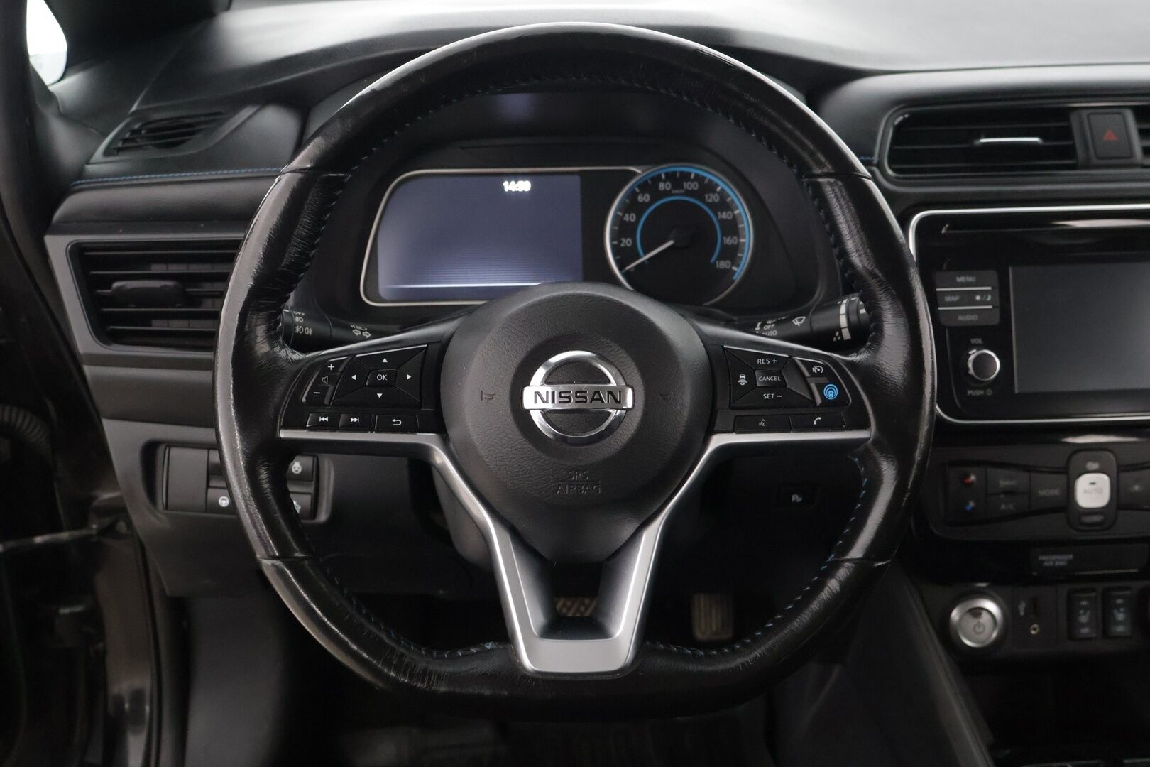 Nissan Leaf 2018 40kWh ** BLIS / Lane assist / ACC / 360-kamera / Type 2** - Apple ja Android auto / Kahdet renkaat vanteineen - HULLUT VÄLIPÄIVÄT KORKOTARJOUS 2,49%