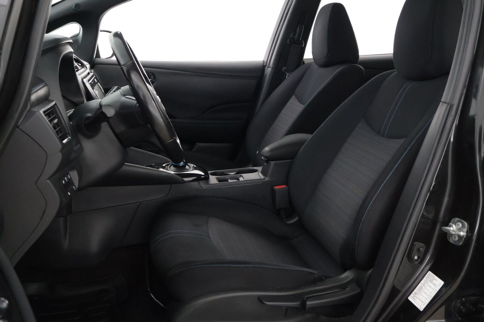 Nissan Leaf 2018 40kWh ** BLIS / Lane assist / ACC / 360-kamera / Type 2** - Apple ja Android auto / Kahdet renkaat vanteineen - HULLUT VÄLIPÄIVÄT KORKOTARJOUS 2,49%