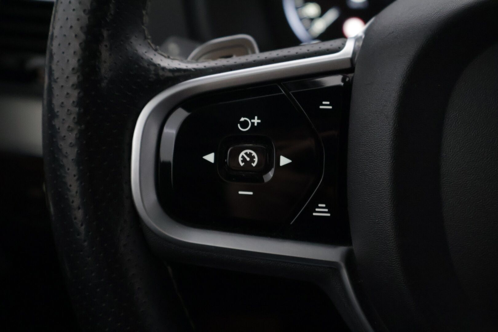 Volvo XC90 2019 T8 AWD R-Design aut *Four-C / Bower & Wilkins / Panorama / 360-Kamera / HUD / ACC / Muistipenkki / Webasto / BLIS* - Juuri saapunut siistikuntoinen ja hyvin huollettu sekä varusteltu XC90 kaksilla renkailla ja vanteilla!