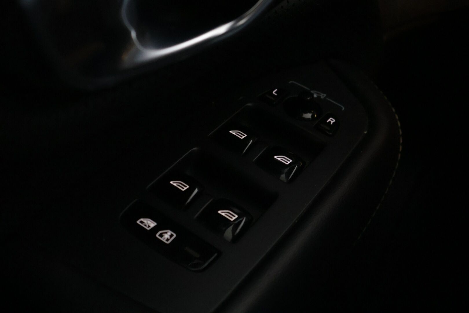 Volvo XC90 2019 T8 AWD R-Design aut *Four-C / Bower & Wilkins / Panorama / 360-Kamera / HUD / ACC / Muistipenkki / Webasto / BLIS* - Juuri saapunut siistikuntoinen ja hyvin huollettu sekä varusteltu XC90 kaksilla renkailla ja vanteilla!