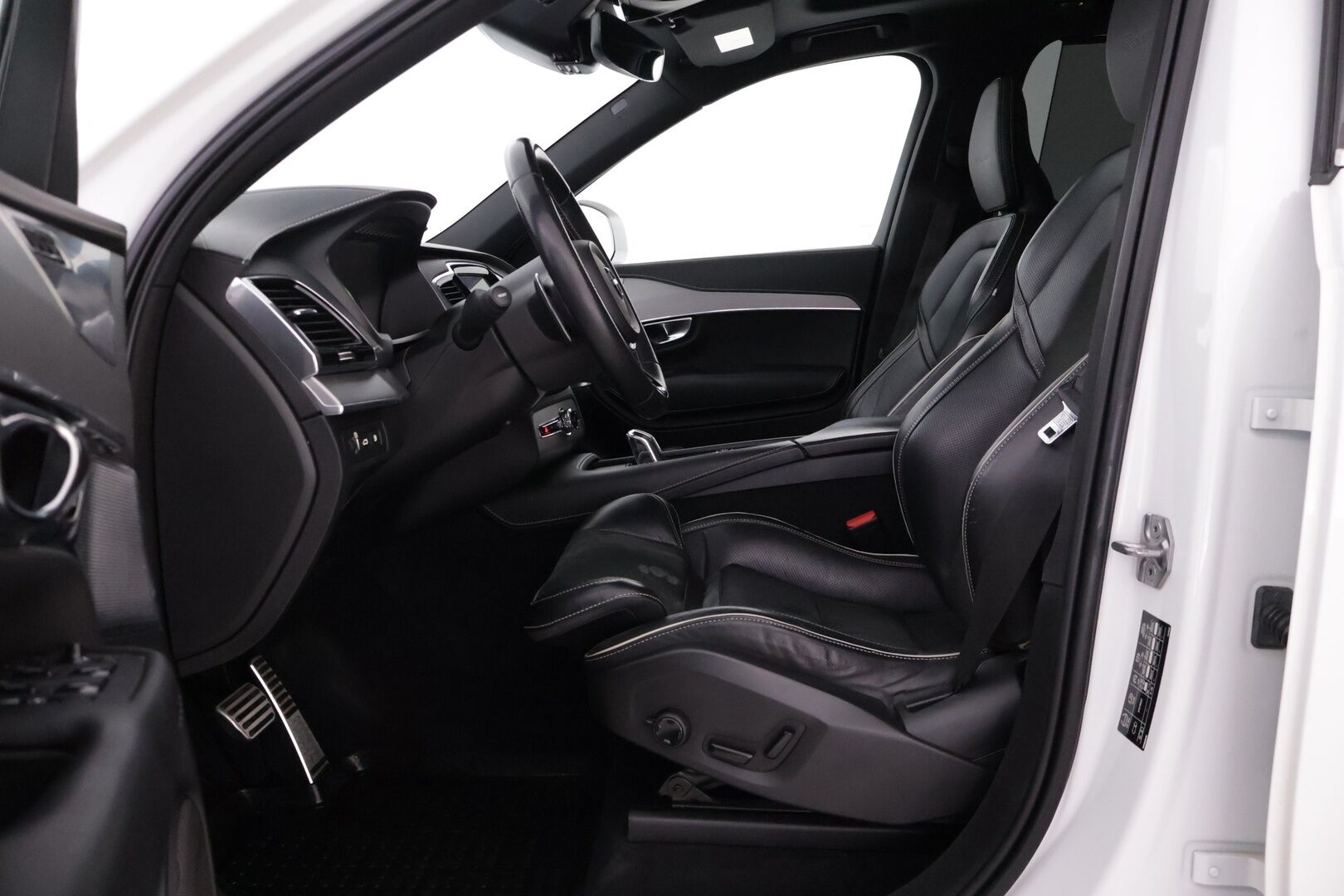 Volvo XC90 2019 T8 AWD R-Design aut *Four-C / Bower & Wilkins / Panorama / 360-Kamera / HUD / ACC / Muistipenkki / Webasto / BLIS* - Juuri saapunut siistikuntoinen ja hyvin huollettu sekä varusteltu XC90 kaksilla renkailla ja vanteilla!