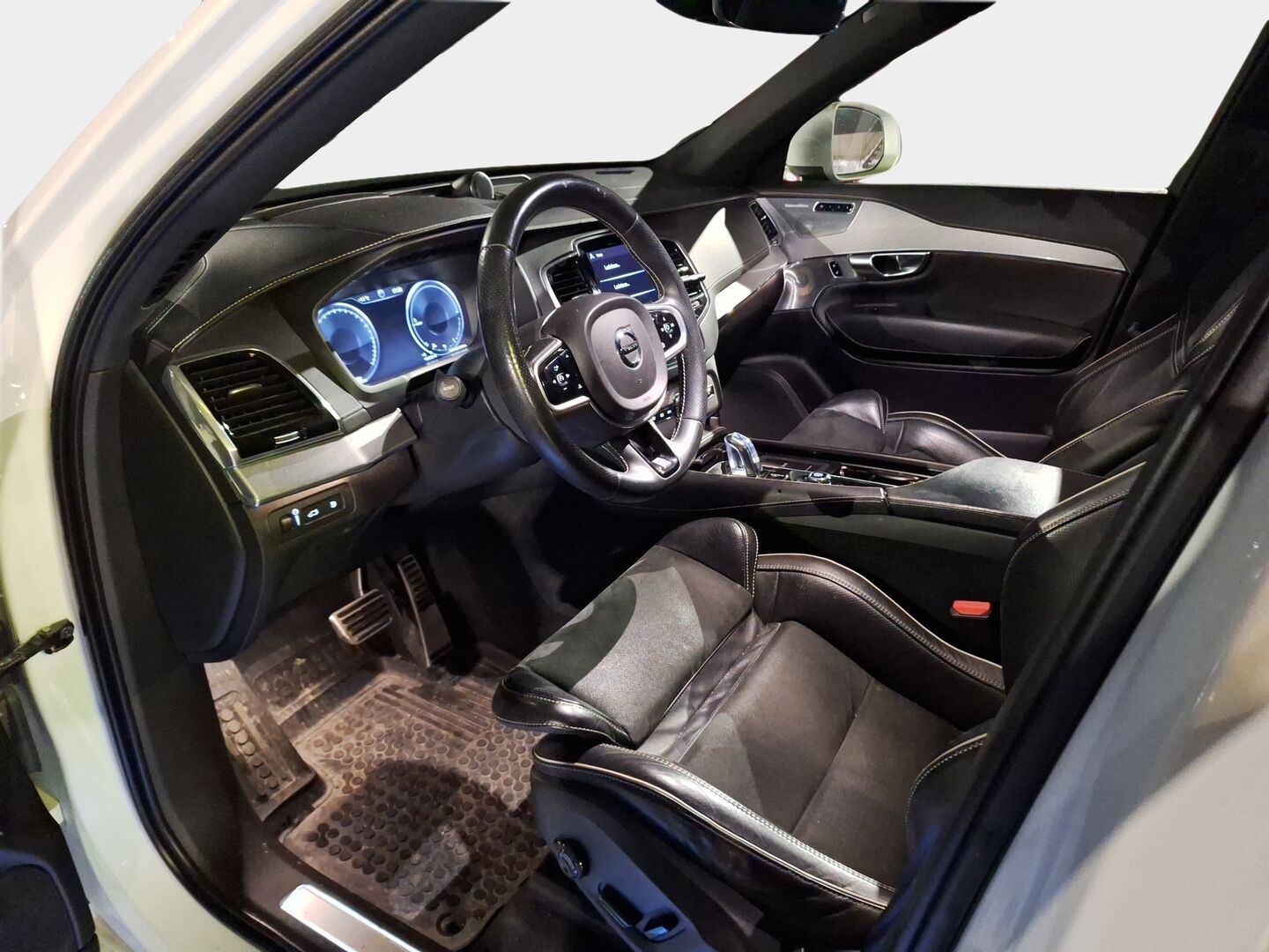 Volvo XC90 2018 T8 AWD R-Design aut *Four-C / Bower & Wilkins / Panorama / 360-Kamera / HUD / ACC / Muistipenkki / Webasto / BLIS* - Juuri saapunut siistikuntoinen ja hyvin huollettu sekä varusteltu XC90 kaksilla renkailla ja vanteilla!