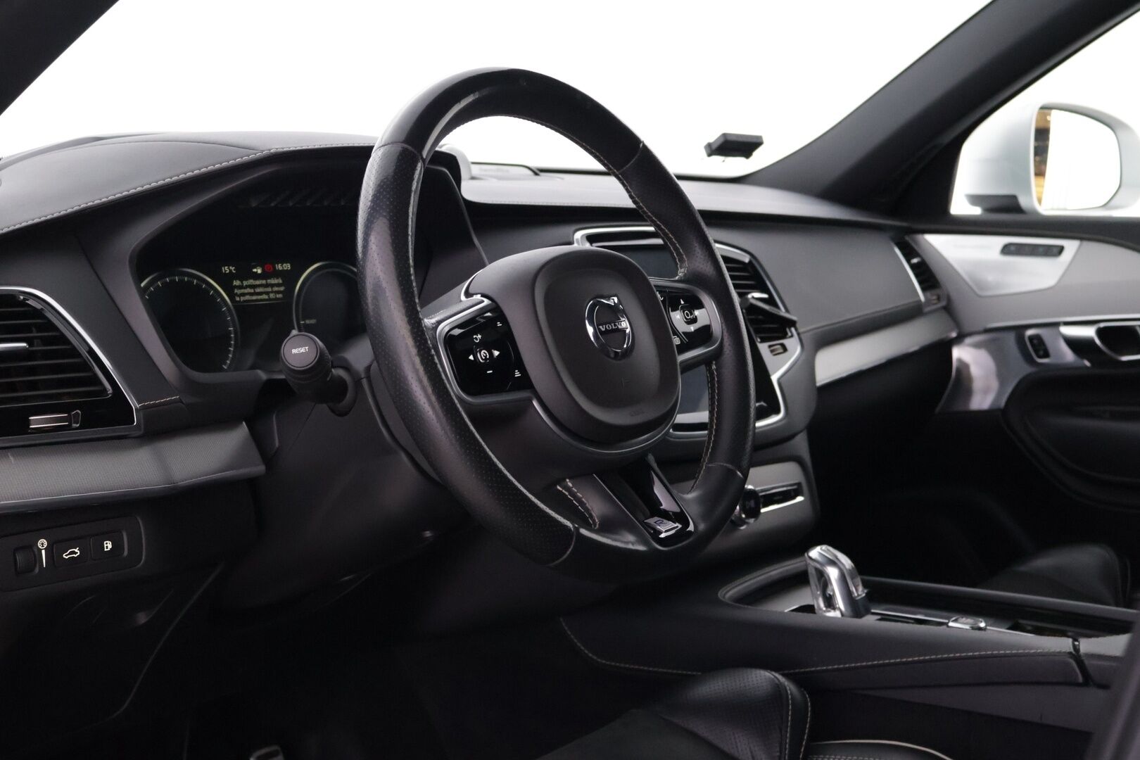 Volvo XC90 2019 T8 AWD R-Design aut *Four-C / Bower & Wilkins / Panorama / 360-Kamera / HUD / ACC / Muistipenkki / Webasto / BLIS* - Juuri saapunut siistikuntoinen ja hyvin huollettu sekä varusteltu XC90 kaksilla renkailla ja vanteilla!