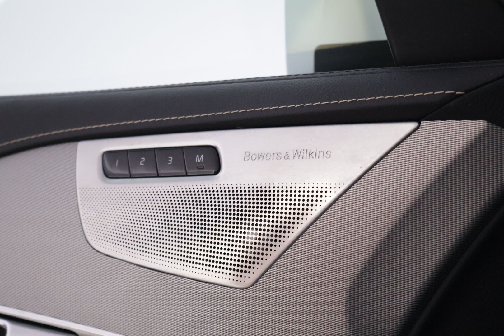 Volvo XC90 2019 T8 AWD R-Design aut *Four-C / Bower & Wilkins / Panorama / 360-Kamera / HUD / ACC / Muistipenkki / Webasto / BLIS* - Juuri saapunut siistikuntoinen ja hyvin huollettu sekä varusteltu XC90 kaksilla renkailla ja vanteilla!