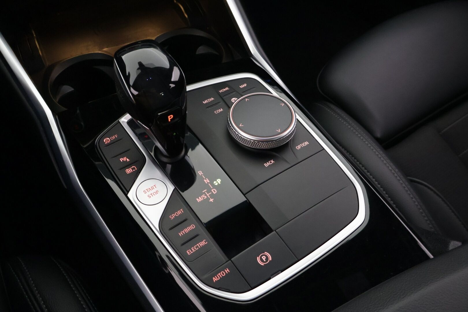 BMW 330 2020 G20 Sedan 330e Business Sport *Vakionopeudensäädin / DIgimittaristo / Sport penkit / Tutkat edessä ja takana / Navi / Hifit* - *2x Renkaat & Vanteet / Merkkihuollettu / Akku kuntotarkastettu*