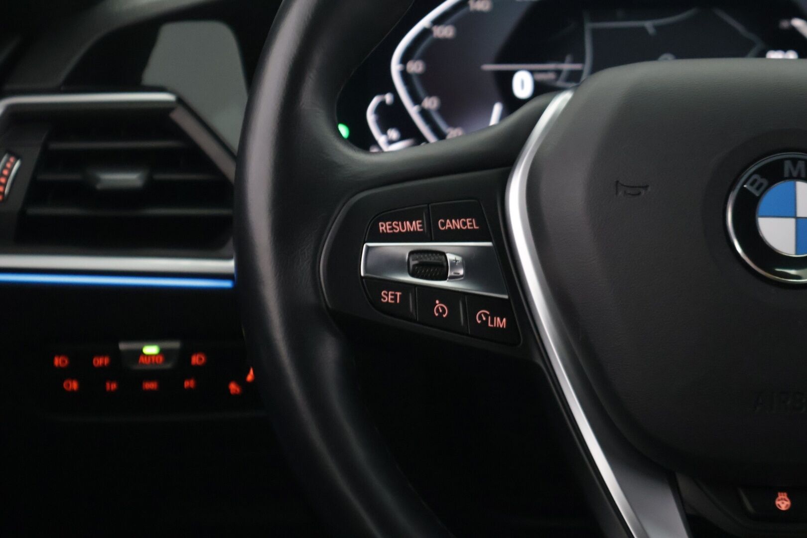 BMW 330 2020 G20 Sedan 330e Business Sport *Vakionopeudensäädin / DIgimittaristo / Sport penkit / Tutkat edessä ja takana / Navi / Hifit* - *2x Renkaat & Vanteet / Merkkihuollettu / Akku kuntotarkastettu*