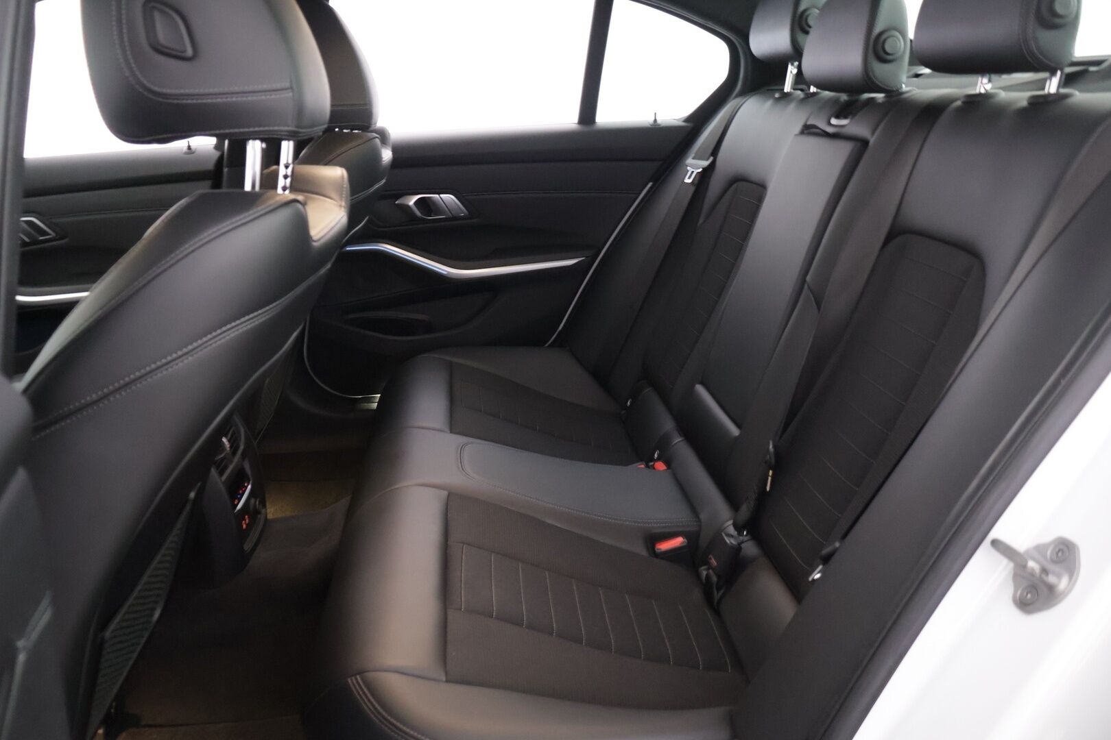 BMW 330 2020 G20 Sedan 330e Business Sport *Vakionopeudensäädin / DIgimittaristo / Sport penkit / Tutkat edessä ja takana / Navi / Hifit* - *2x Renkaat & Vanteet / Merkkihuollettu / Akku kuntotarkastettu*