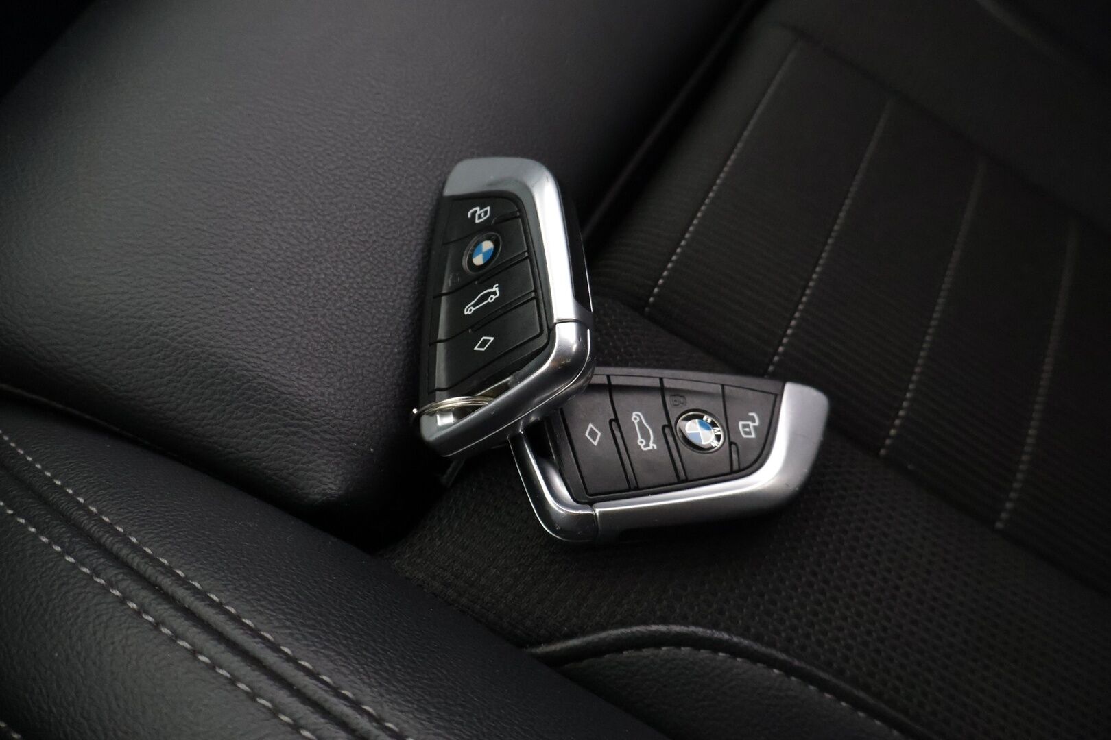 BMW 330 2020 G20 Sedan 330e Business Sport *Vakionopeudensäädin / DIgimittaristo / Sport penkit / Tutkat edessä ja takana / Navi / Hifit* - *Juuri katsastettu / 2x Renkaat & Vanteet / Merkkihuollettu / Akku kuntotarkastettu*