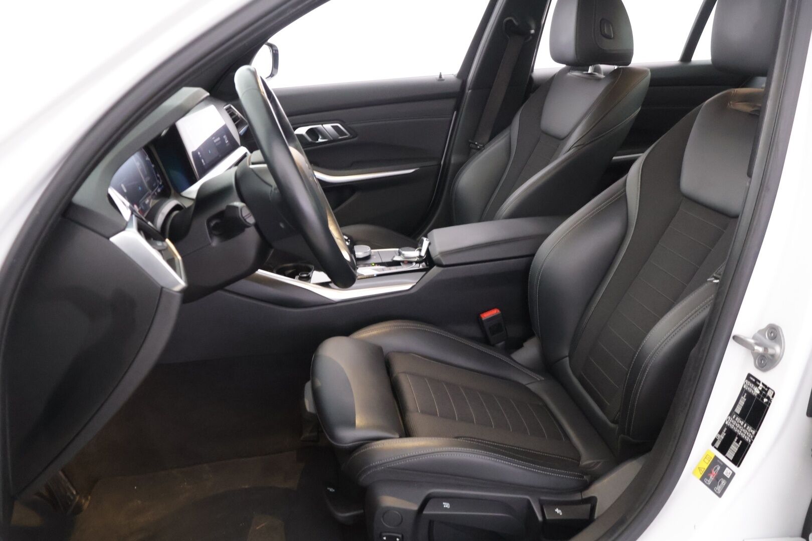 BMW 330 2020 G20 Sedan 330e Business Sport *Vakionopeudensäädin / DIgimittaristo / Sport penkit / Tutkat edessä ja takana / Navi / Hifit* - *2x Renkaat & Vanteet / Merkkihuollettu / Akku kuntotarkastettu*