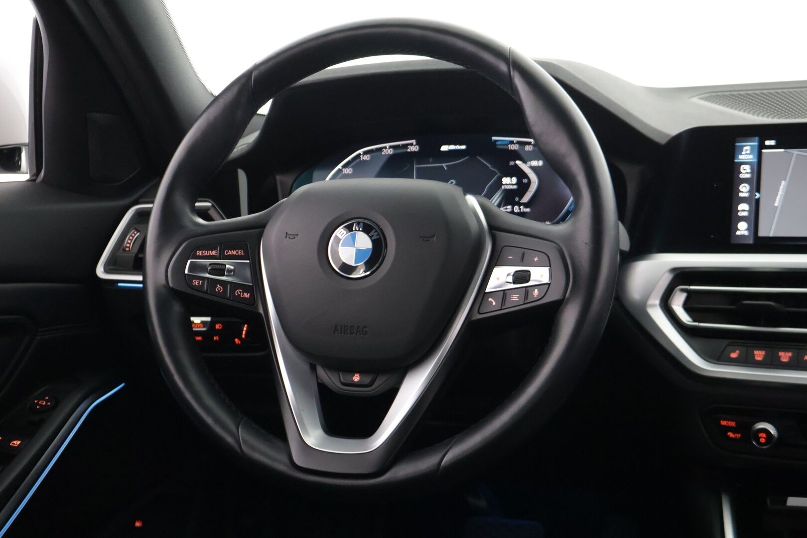 BMW 330 2020 G20 Sedan 330e Business Sport *Vakionopeudensäädin / DIgimittaristo / Sport penkit / Tutkat edessä ja takana / Navi / Hifit* - *2x Renkaat & Vanteet / Merkkihuollettu / Akku kuntotarkastettu*