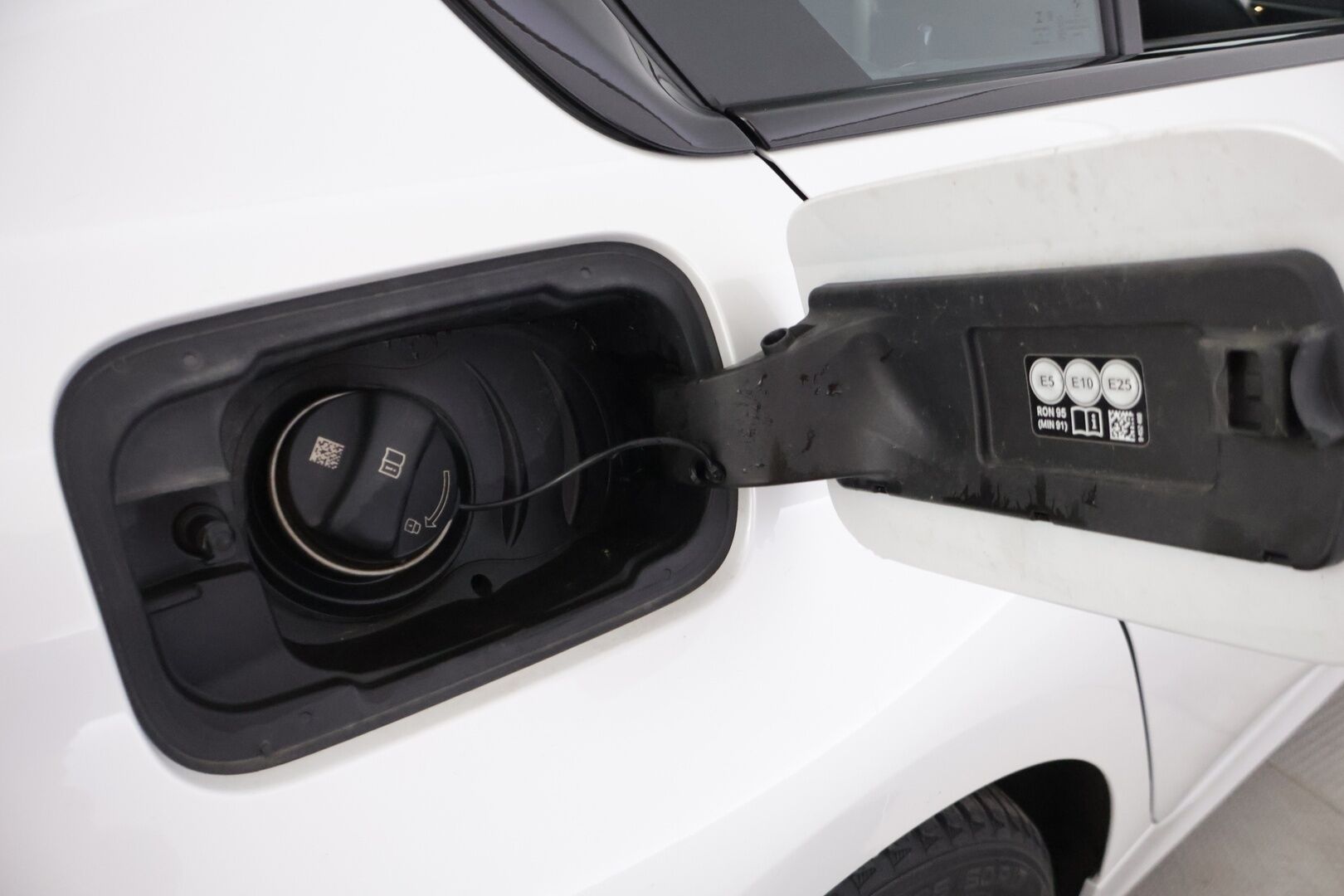 BMW 330 2020 G20 Sedan 330e Business Sport *Vakionopeudensäädin / DIgimittaristo / Sport penkit / Tutkat edessä ja takana / Navi / Hifit* - *Juuri katsastettu / 2x Renkaat & Vanteet / Merkkihuollettu / Akku kuntotarkastettu*