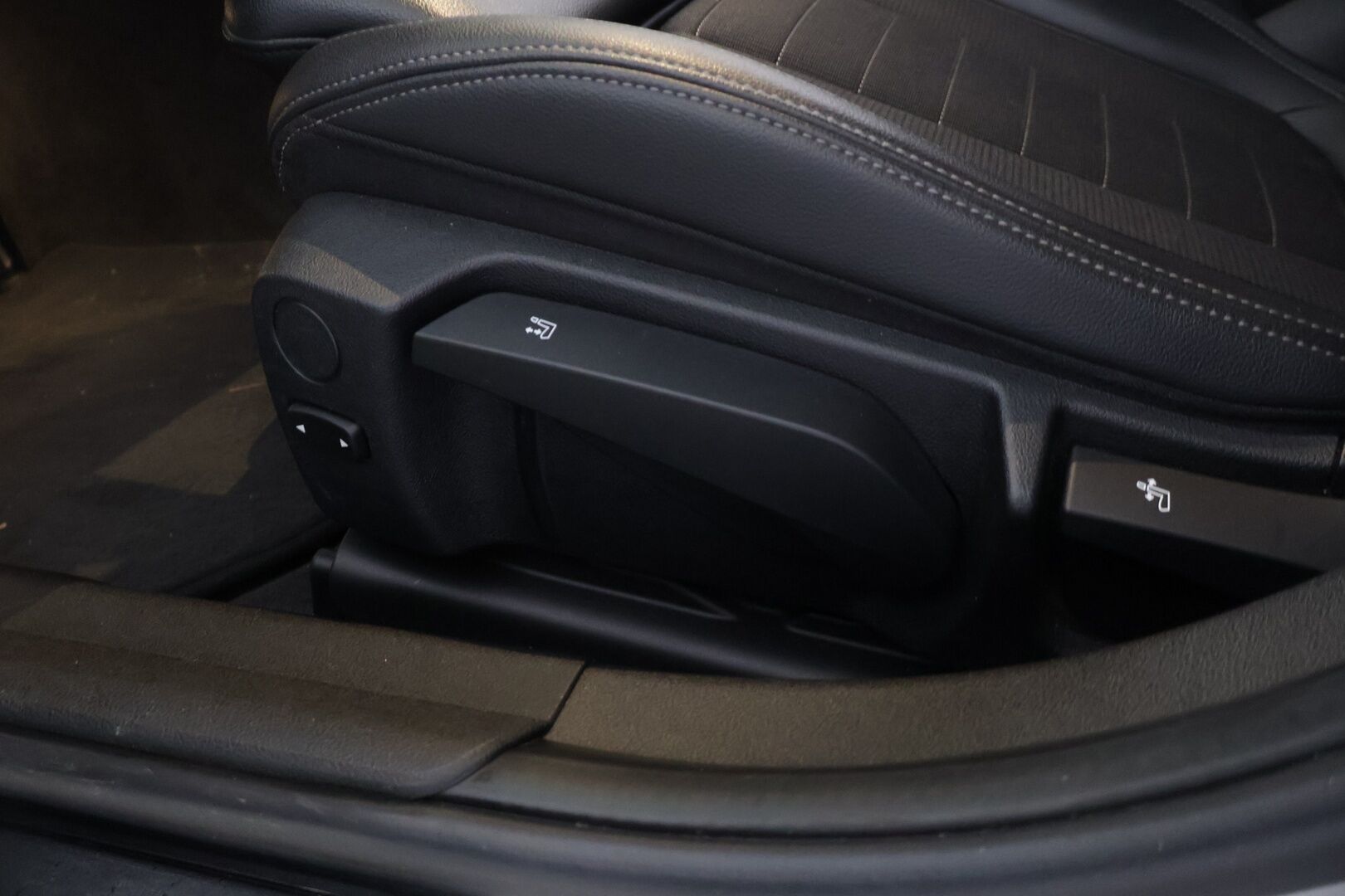 BMW 330 2020 G20 Sedan 330e Business Sport *Vakionopeudensäädin / DIgimittaristo / Sport penkit / Tutkat edessä ja takana / Navi / Hifit* - *2x Renkaat & Vanteet / Merkkihuollettu / Akku kuntotarkastettu*