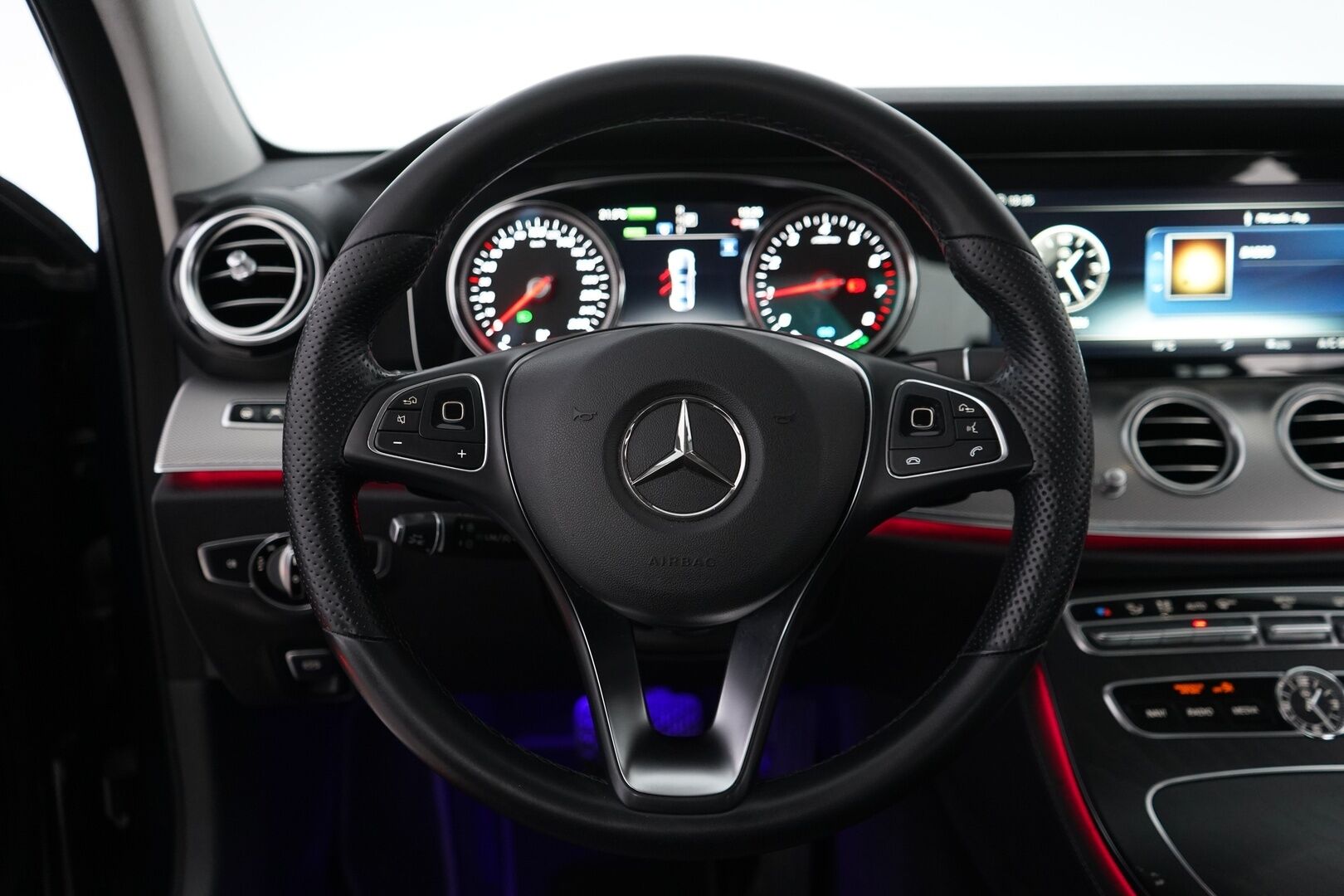MERCEDES-BENZ E 2018 350e Premium Business - Distronic+ | Burmester | P.kamera | Sporttipenkit | Juuri huollettu | Kahdet renkaat OEM vanteilla