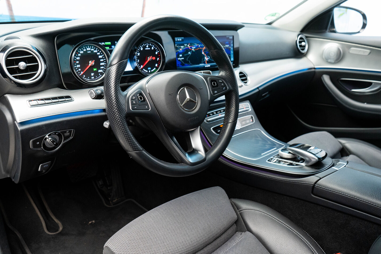 MERCEDES-BENZ E 2018 350e Premium Business - Distronic+ | Burmester | P.kamera | Sporttipenkit | 