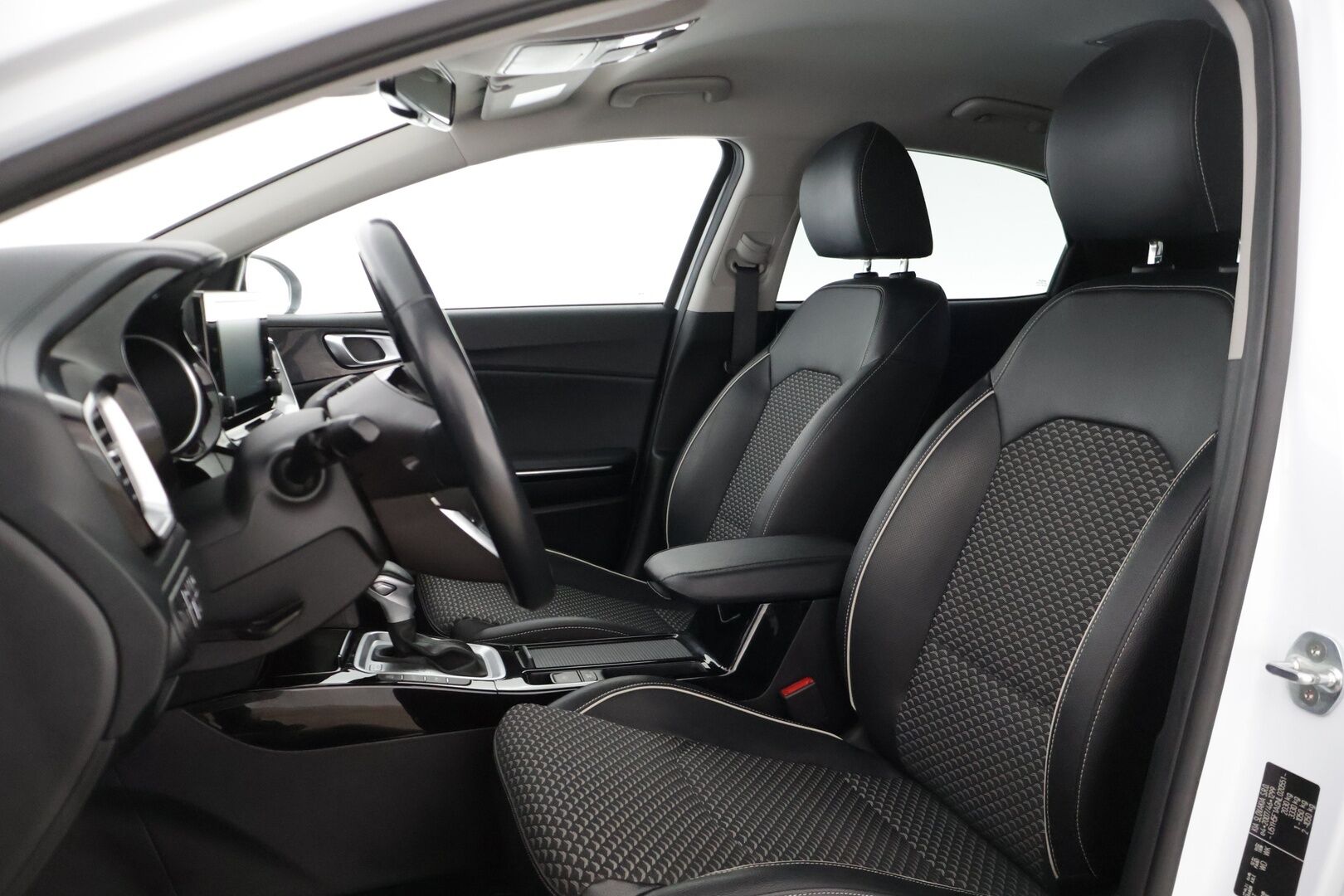 KIA XCEED 2022 1,6 GDI Plug-In Hybrid EX DCT * Vakkari / Koukku / Lohko + sis. / Kessy / P.kamera, tutkat / Lane assist * - * Juuri tullut hyvin pidetty ja huollettu yksilö! Kaksilla asiallisilla renkailla ja vanteilla! * - HULLUT BLACKWEEK JATKOT - KORKOTARJOUS 2,49%