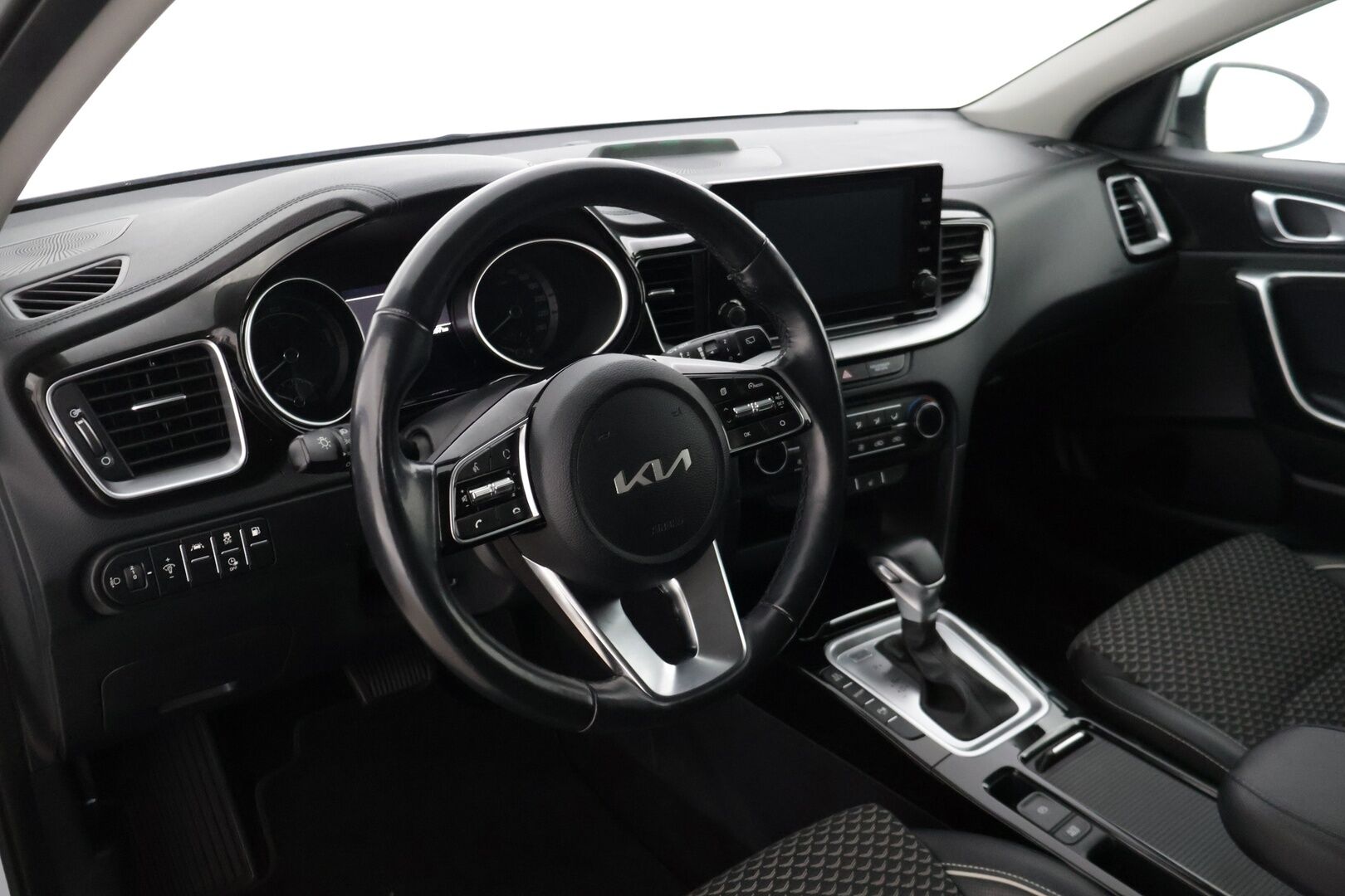 KIA XCEED 2022 1,6 GDI Plug-In Hybrid EX DCT * Vakkari / Koukku / Lohko + sis. / Kessy / P.kamera, tutkat / Lane assist * - * Juuri tullut hyvin pidetty ja huollettu yksilö! Kaksilla asiallisilla renkailla ja vanteilla! * - HULLUT BLACKWEEK JATKOT - KORKOTARJOUS 2,49%