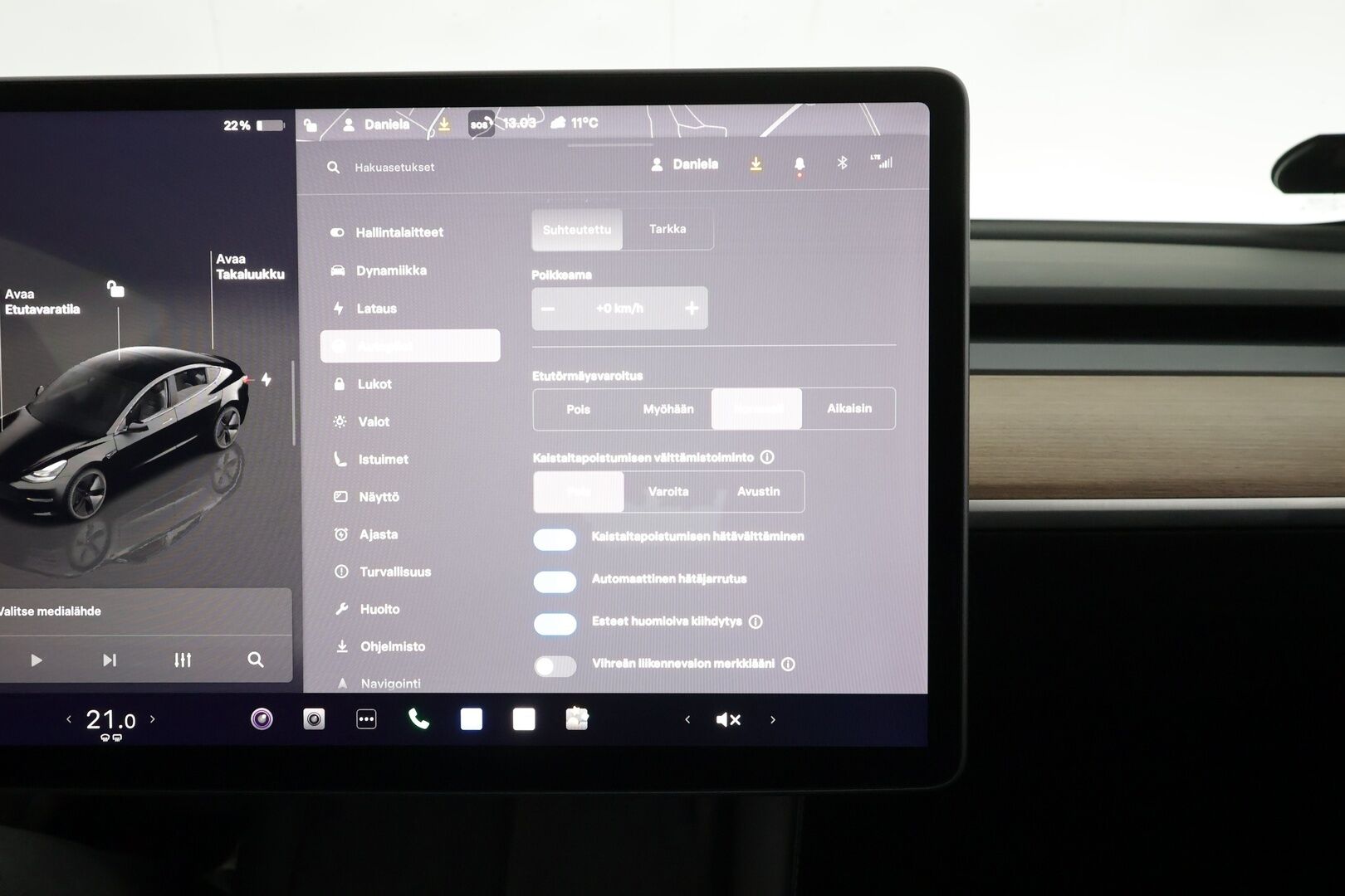 Tesla Model 3 2022 RWD * ILP / ACC / Lasikatto / Matrix-LED / P.Kamera / Muistipenkki / Premium Speakers / Navi / Kaistavahti / Keyless * - 1-om Suomi-auto / Akku kuntotarkastettu / 2x Latauskaapelit - Osta nyt, maksa vasta ensi vuonna