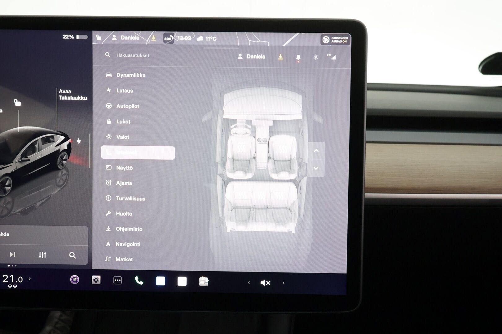 Tesla Model 3 2022 RWD * ILP / ACC / Lasikatto / Matrix-LED / P.Kamera / Muistipenkki / Premium Speakers / Navi / Kaistavahti / Keyless * - 1-om Suomi-auto / Akku kuntotarkastettu / 2x Latauskaapelit - Osta nyt, maksa vasta ensi vuonna