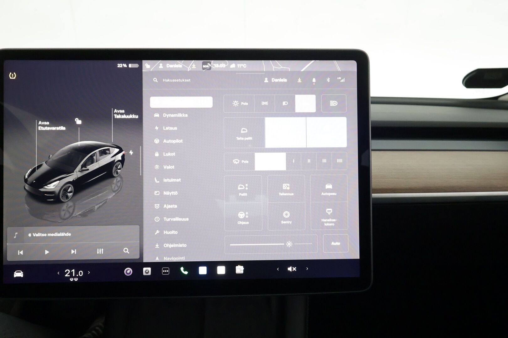 Tesla Model 3 2022 RWD * ILP / ACC / Lasikatto / Matrix-LED / P.Kamera / Muistipenkki / Premium Speakers / Navi / Kaistavahti / Keyless * - 1-om Suomi-auto / Akku kuntotarkastettu / 2x Latauskaapelit - Osta nyt, maksa vasta ensi vuonna
