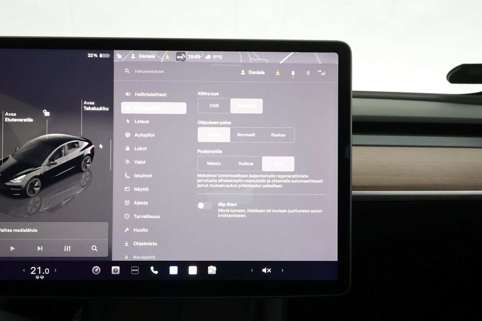 Tesla Model 3 2022 RWD * ILP / ACC / Lasikatto / Matrix-LED / P.Kamera / Muistipenkki / Premium Speakers / Navi / Kaistavahti / Keyless * - 1-om Suomi-auto / Akku kuntotarkastettu / 2x Latauskaapelit - Osta nyt, maksa vasta ensi vuonna