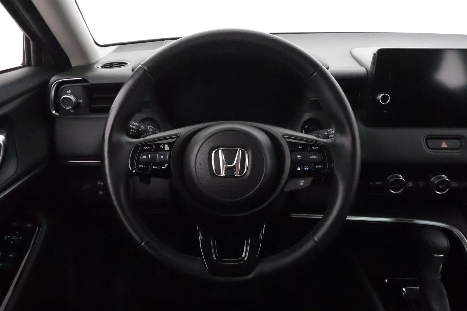 Honda HR-V 2022 Hybrid Advance **Adapt.vakkari / P.kamera / LED / Lohkolämmitin / Digimittaristo / Navi / Puolinahat / KeylessGo** - 3,99 % KORKOTARJOUS TÄHÄN AUTOON 31.8. ASTI! - Suomi-auto / Kahdet renkaat aluvanteilla / Ratin lämmitin / Apple&Android / Sähköluukku 